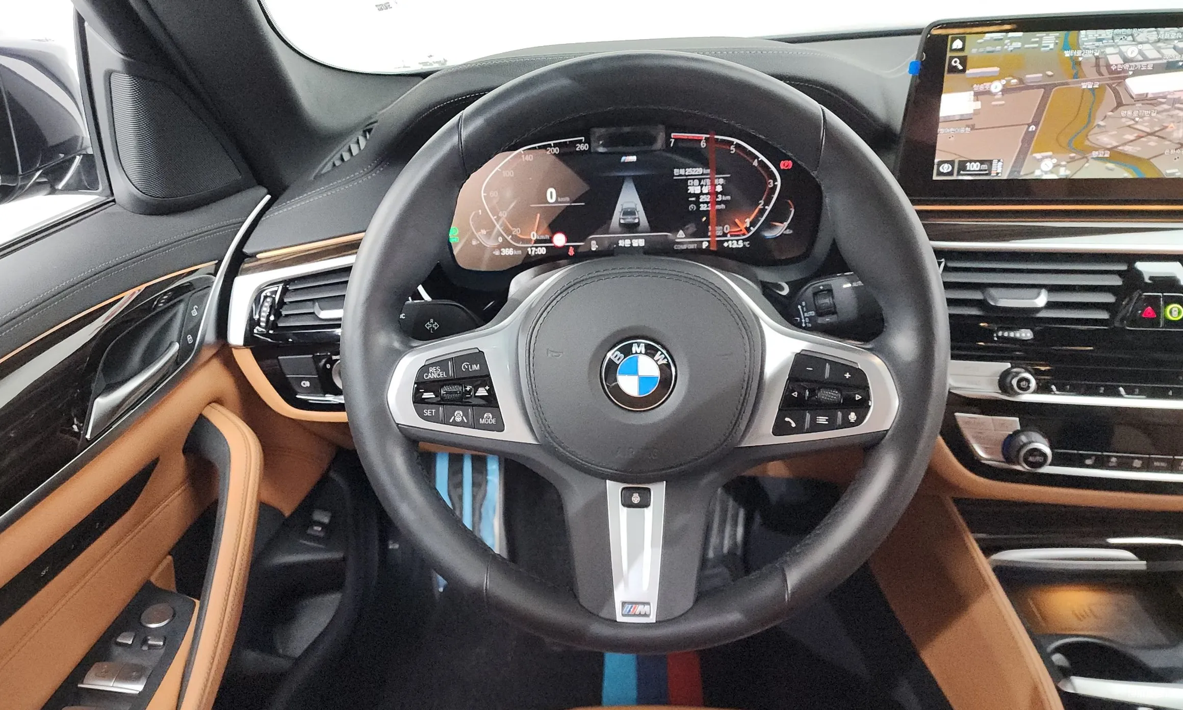BMW 5 Series (G30) превью 13