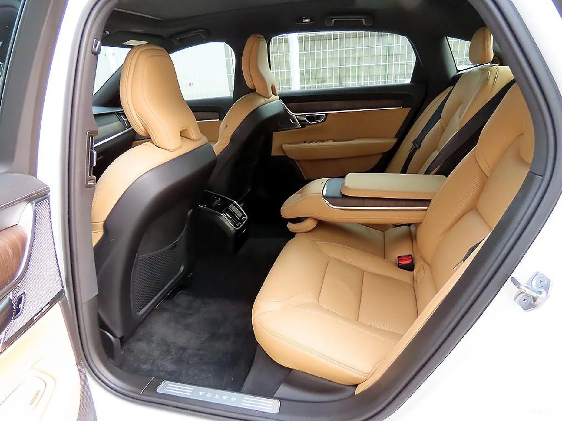 Volvo S90 превью 17
