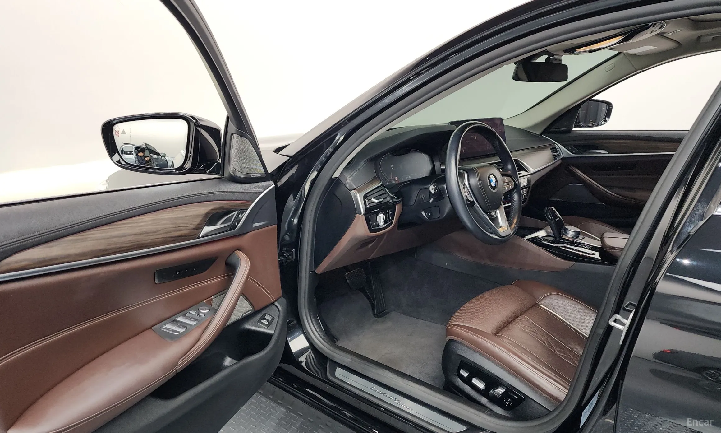 BMW 5 Series (G30) превью 10