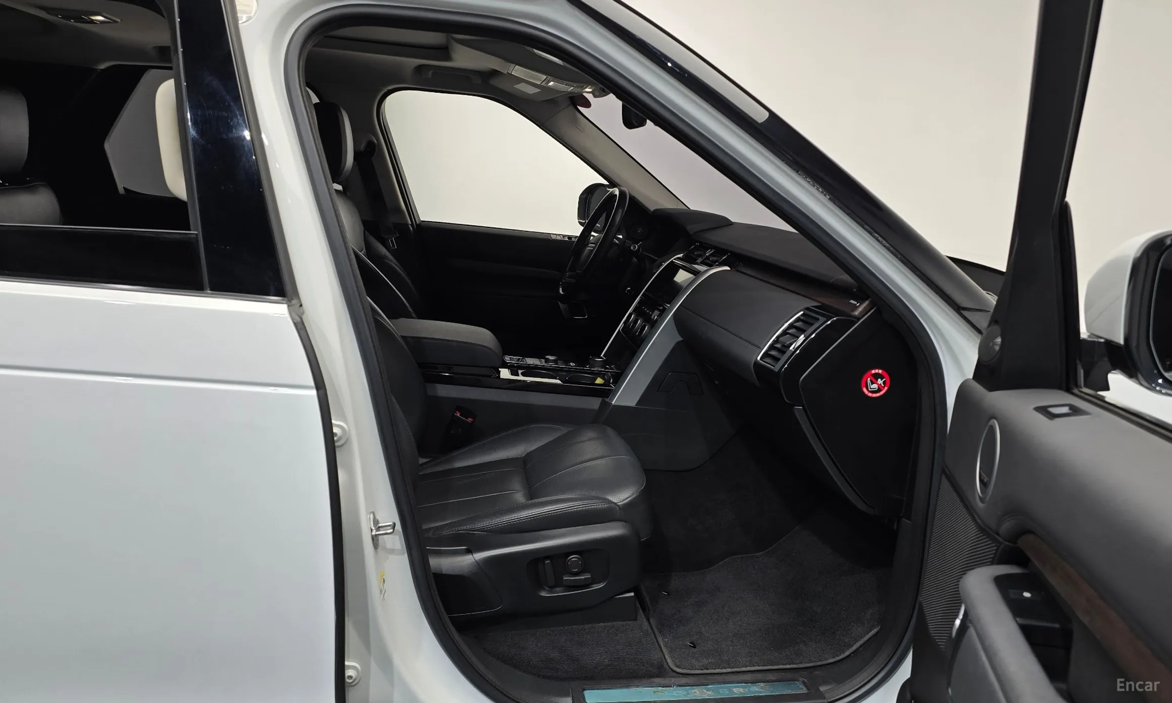 Land Rover Discovery 5 превью 11