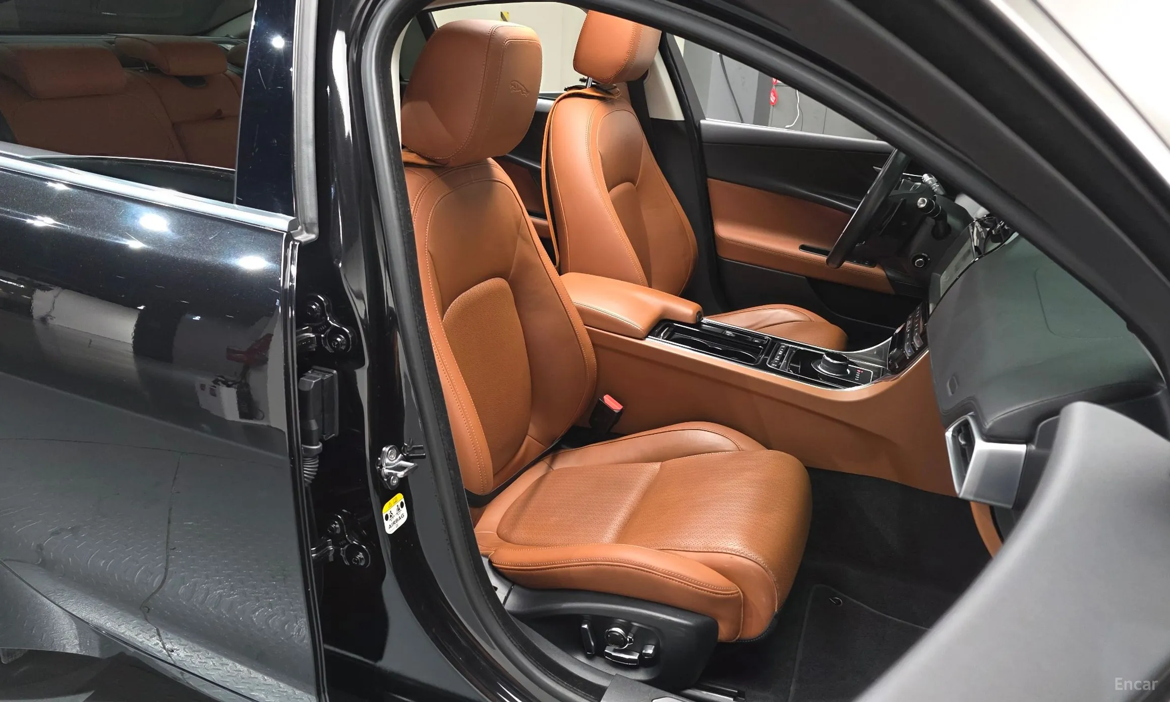Jaguar XE превью 10