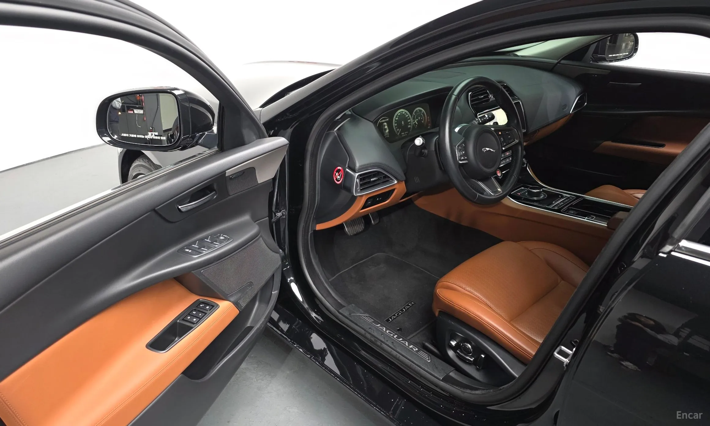 Jaguar XE превью 12