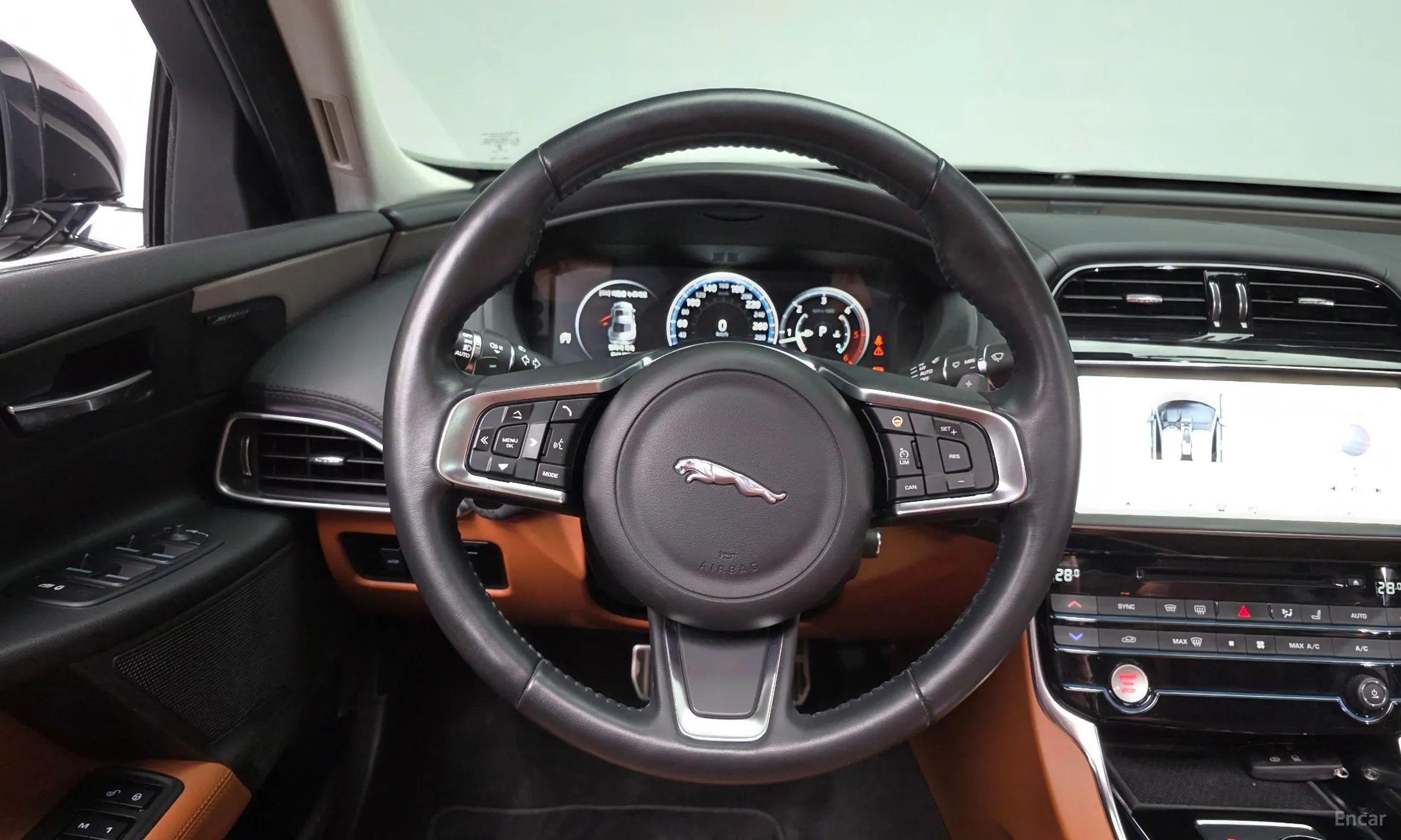 Jaguar XE превью 14