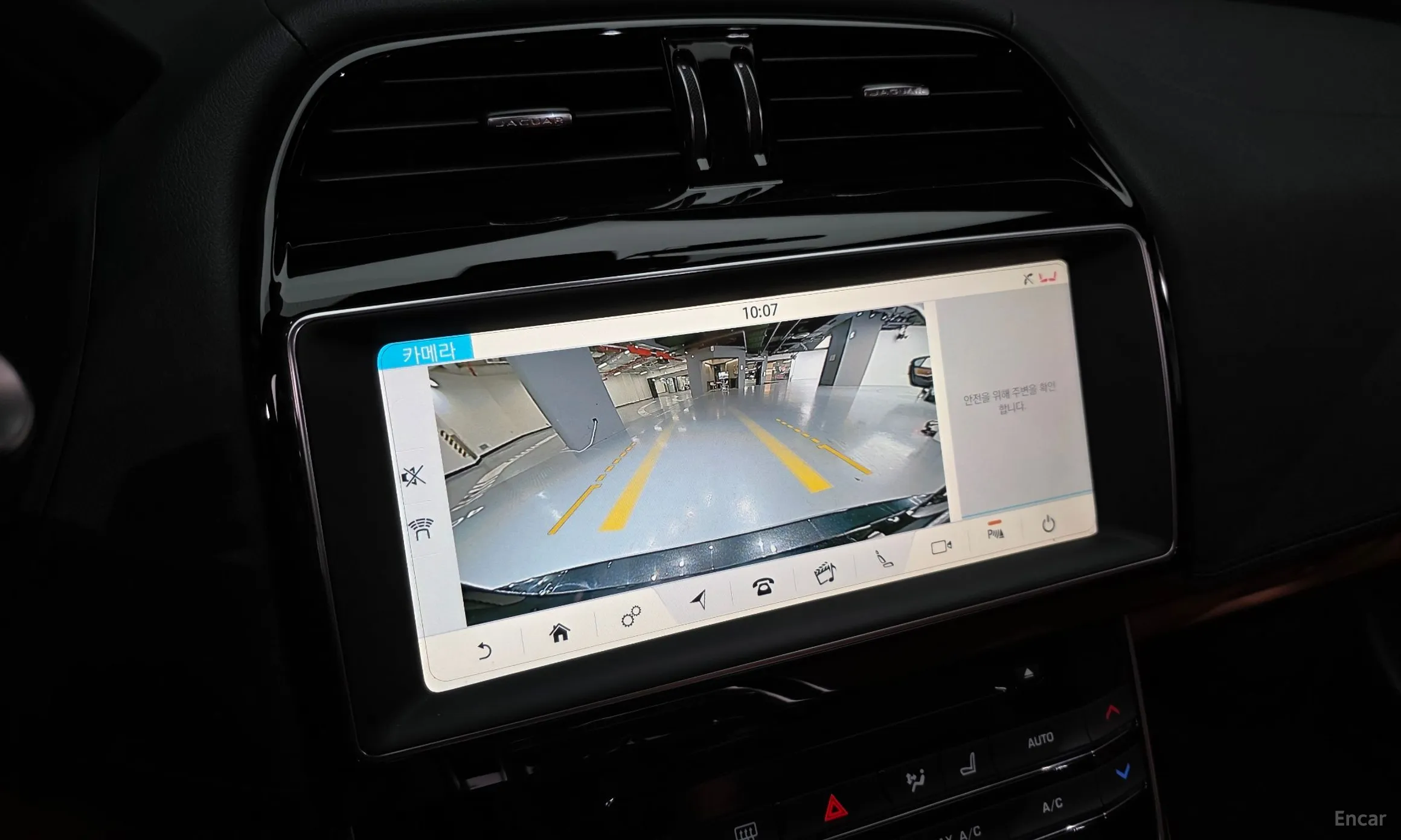 Jaguar XE превью 16
