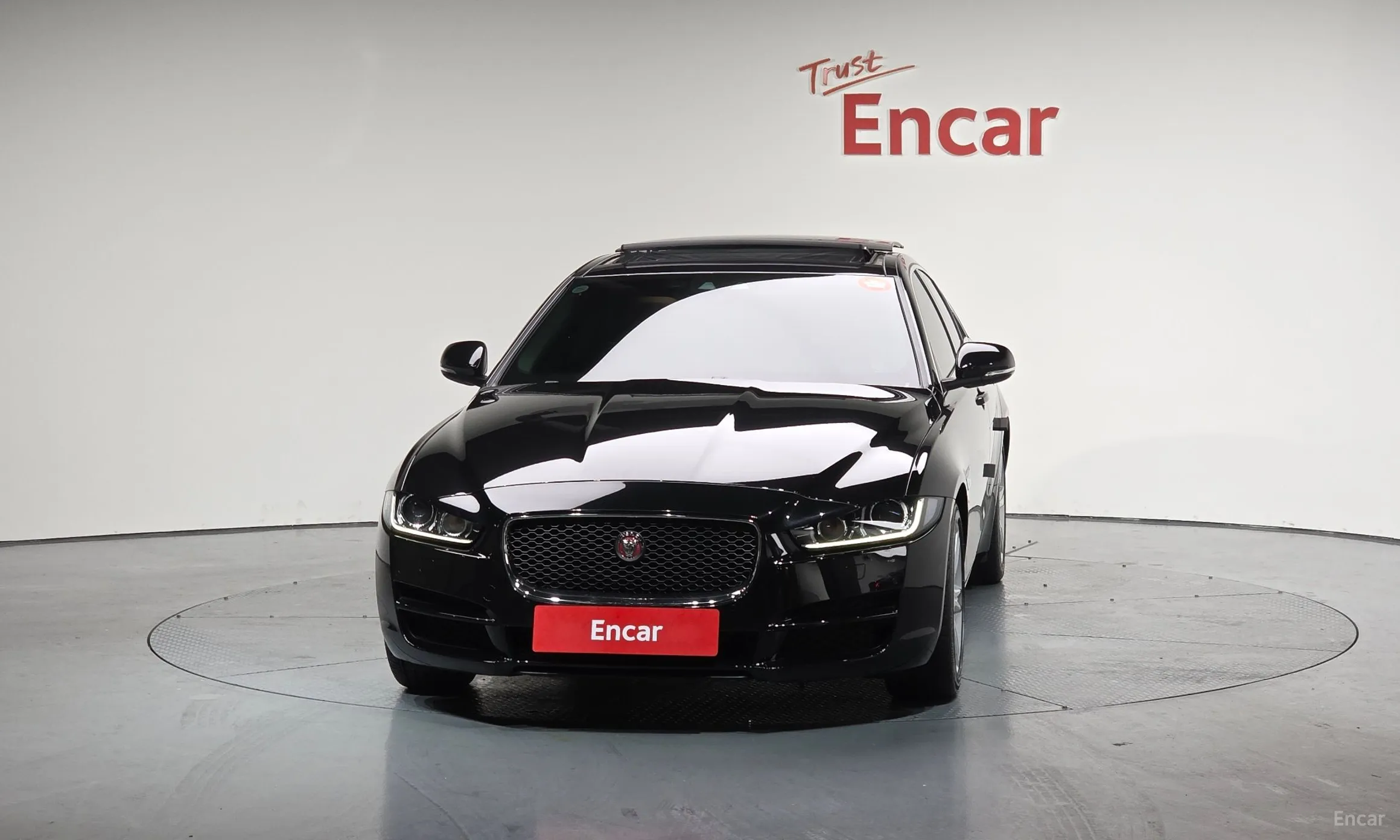 Jaguar XE превью 3