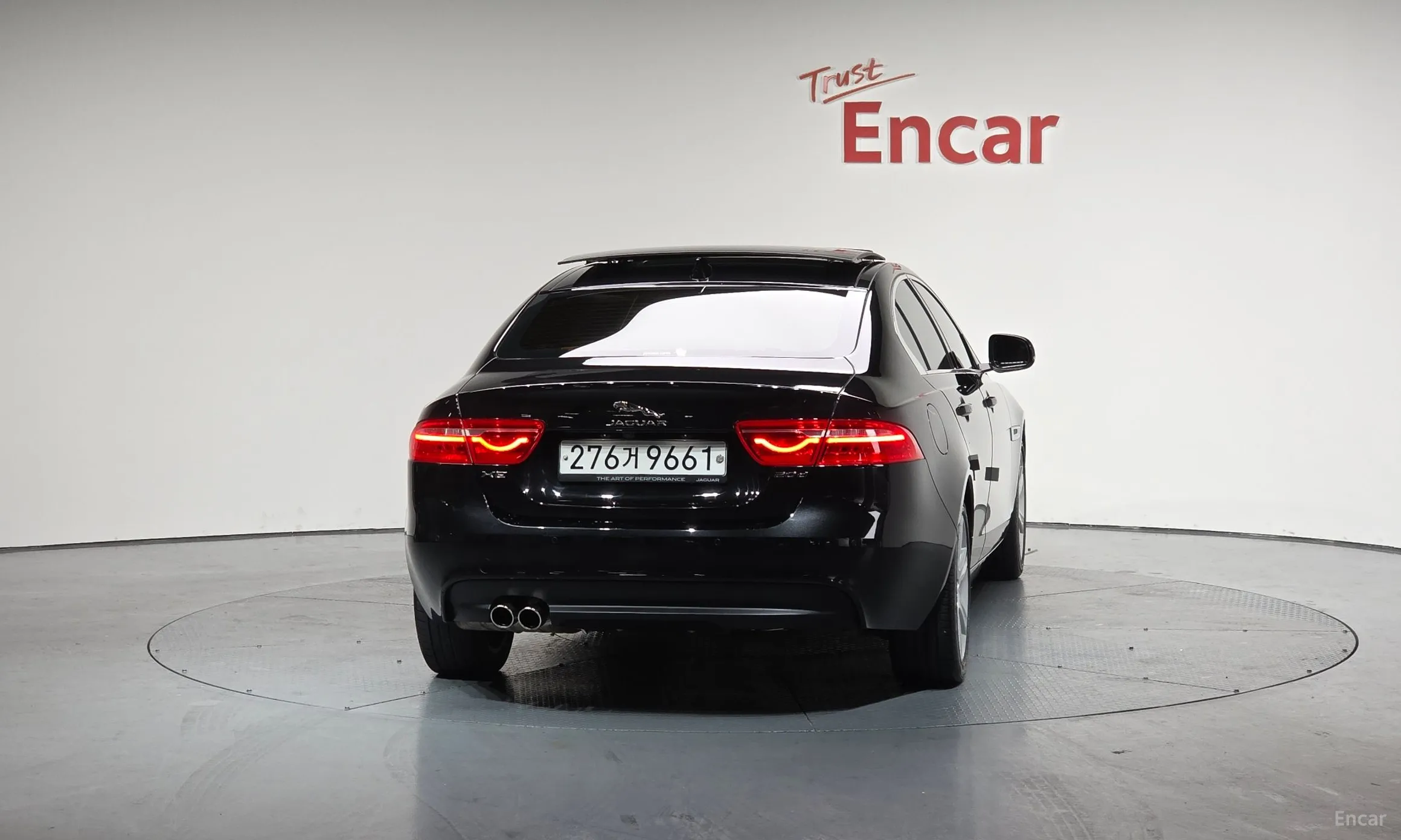 Jaguar XE превью 4