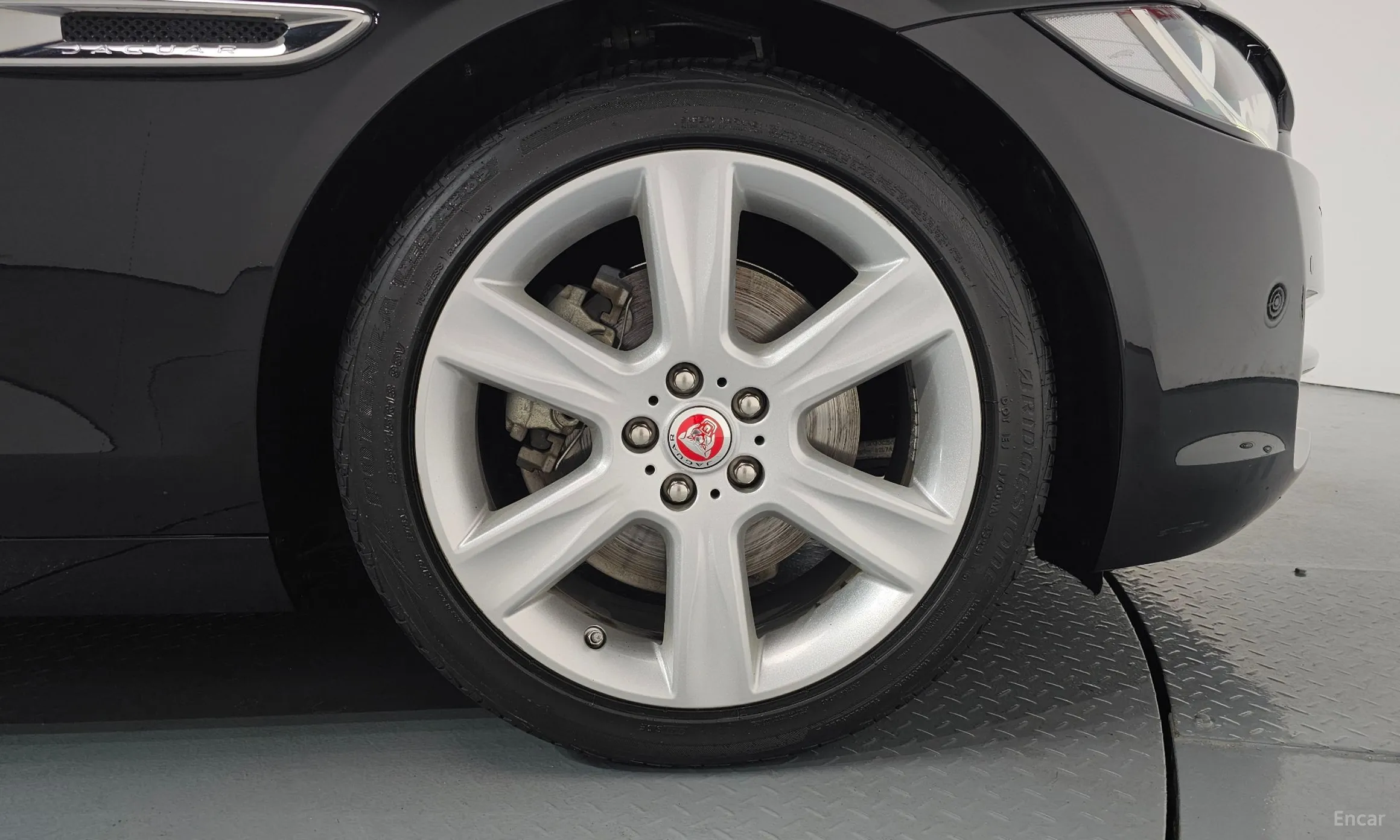 Jaguar XE превью 5