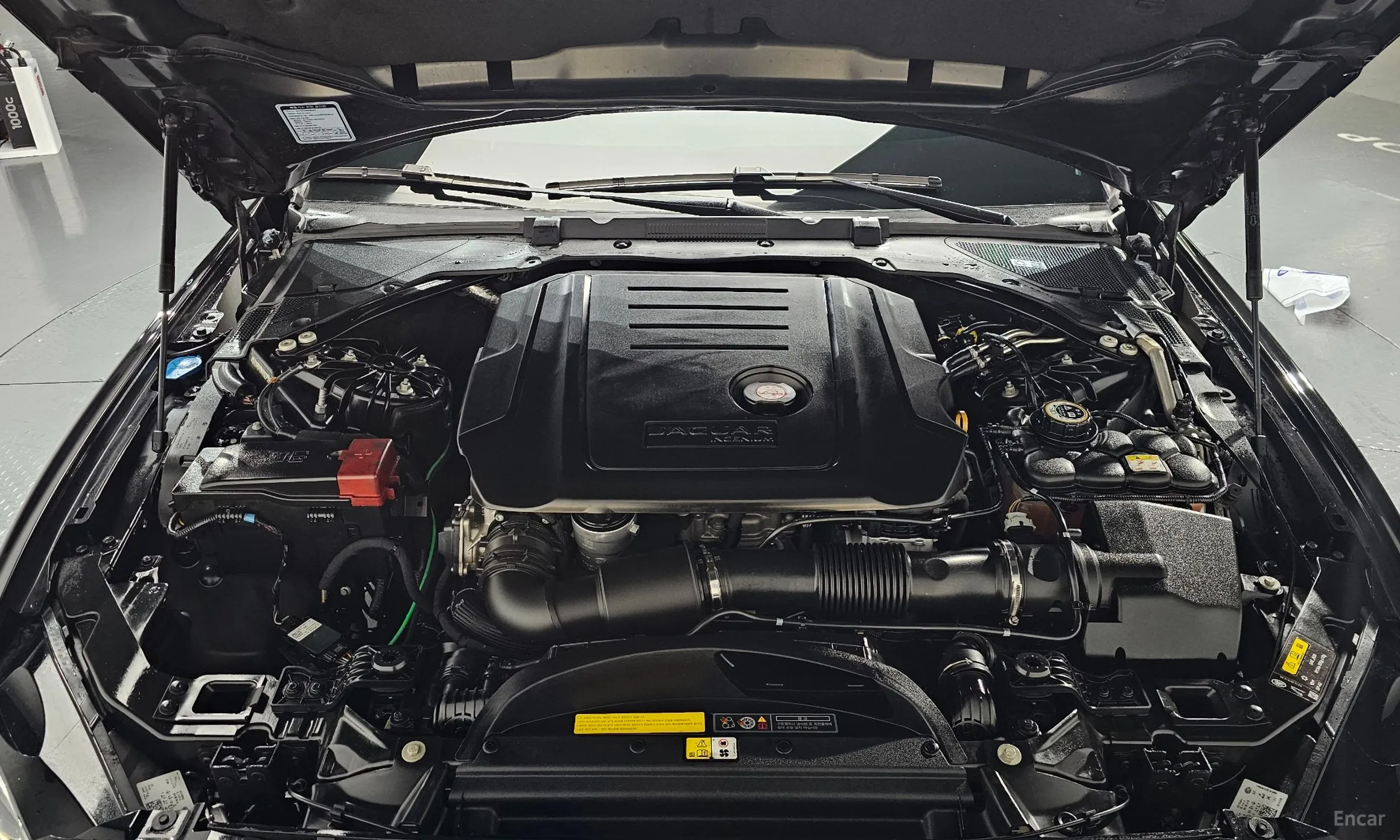 Jaguar XE превью 6