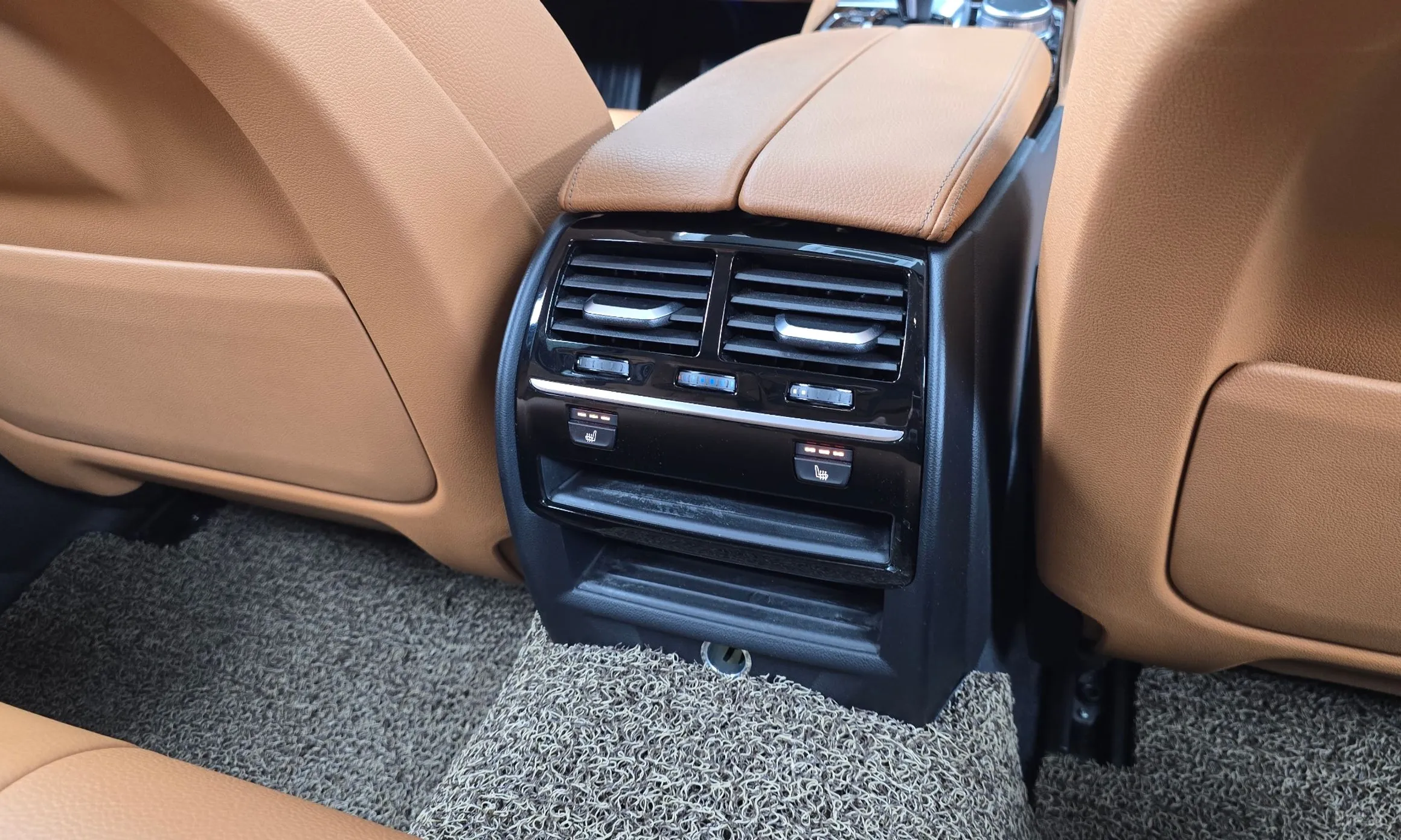 BMW 5 Series (G30) превью 19