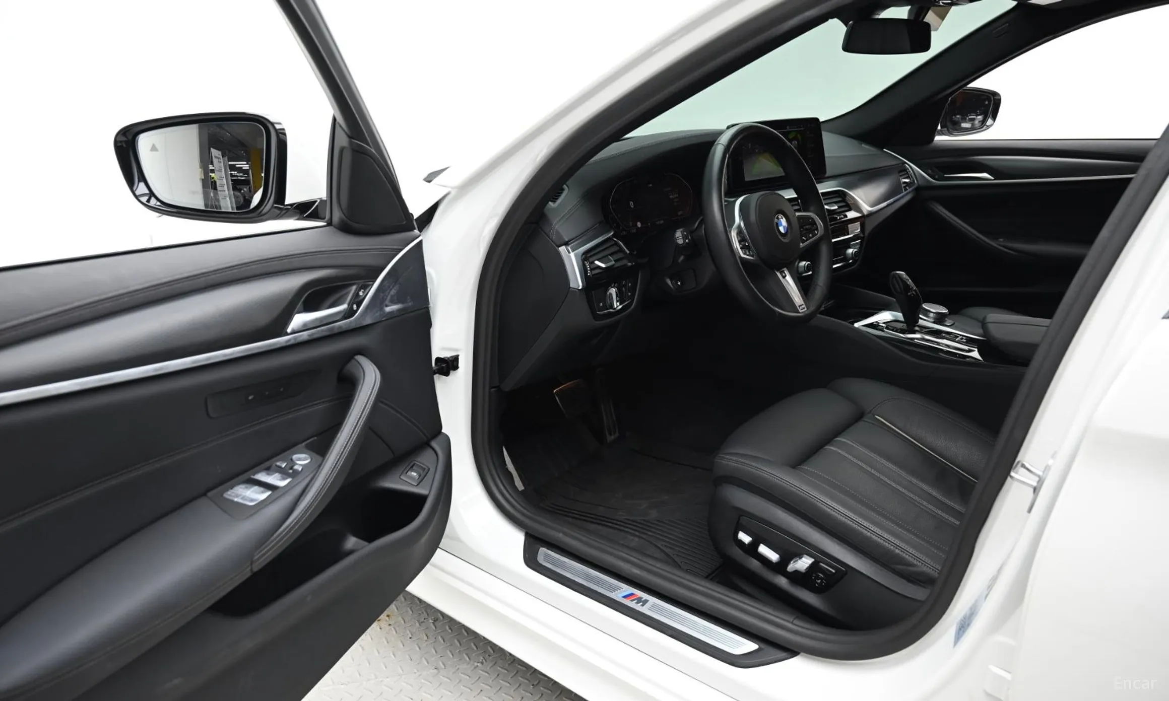 BMW 5 Series (G30) превью 11