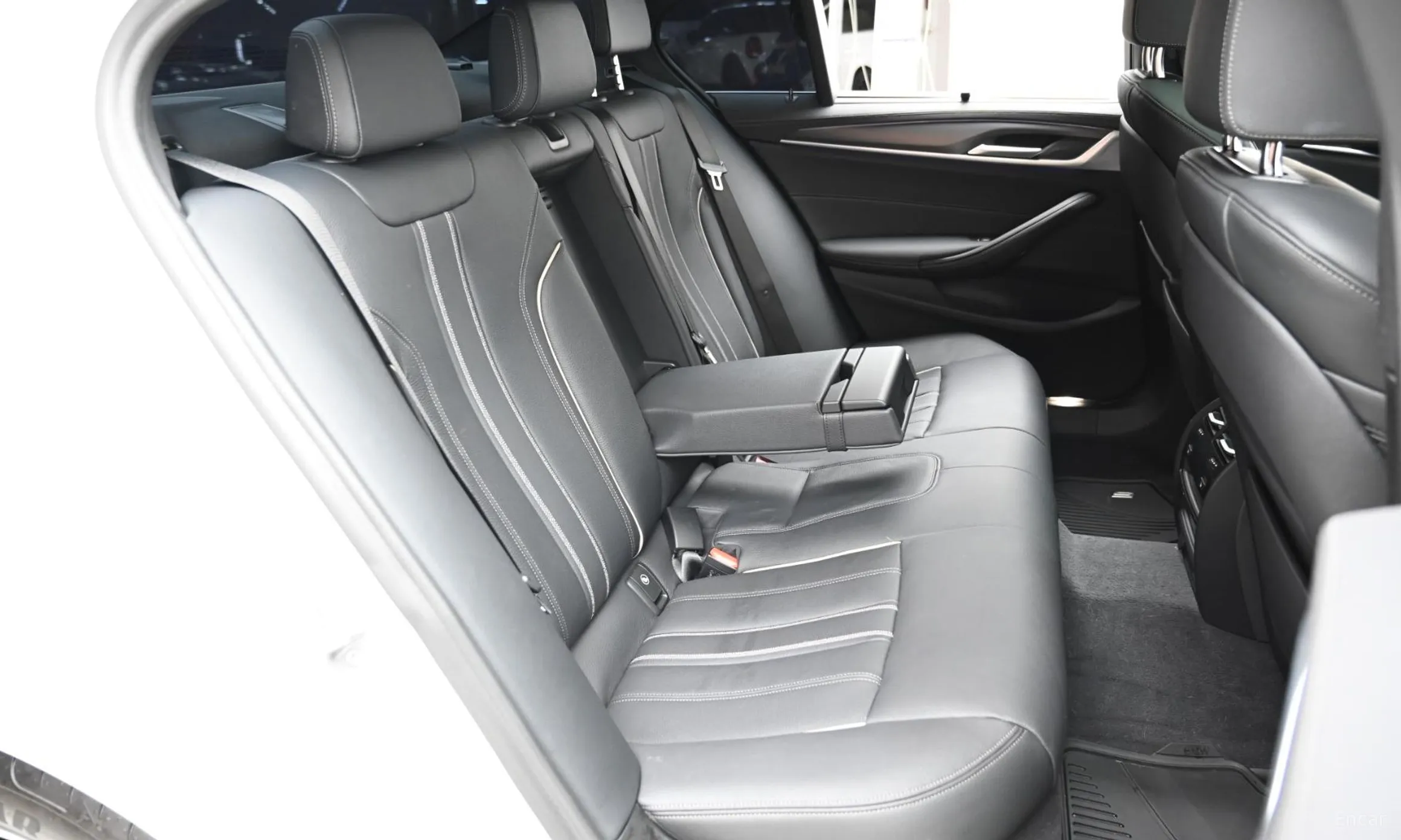 BMW 5 Series (G30) превью 12
