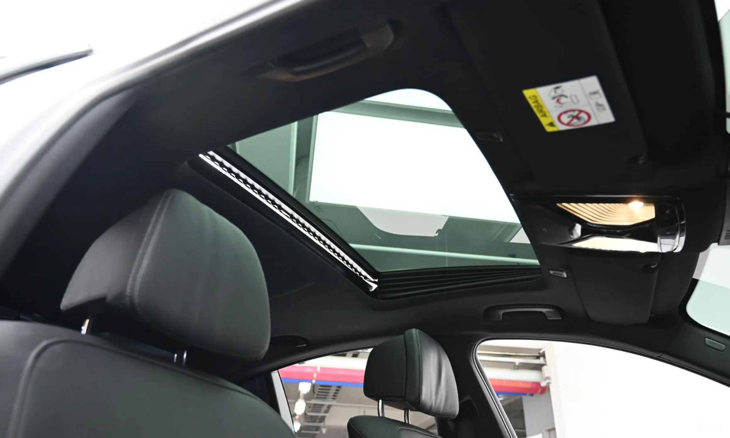 BMW 5 Series (G30) превью 19