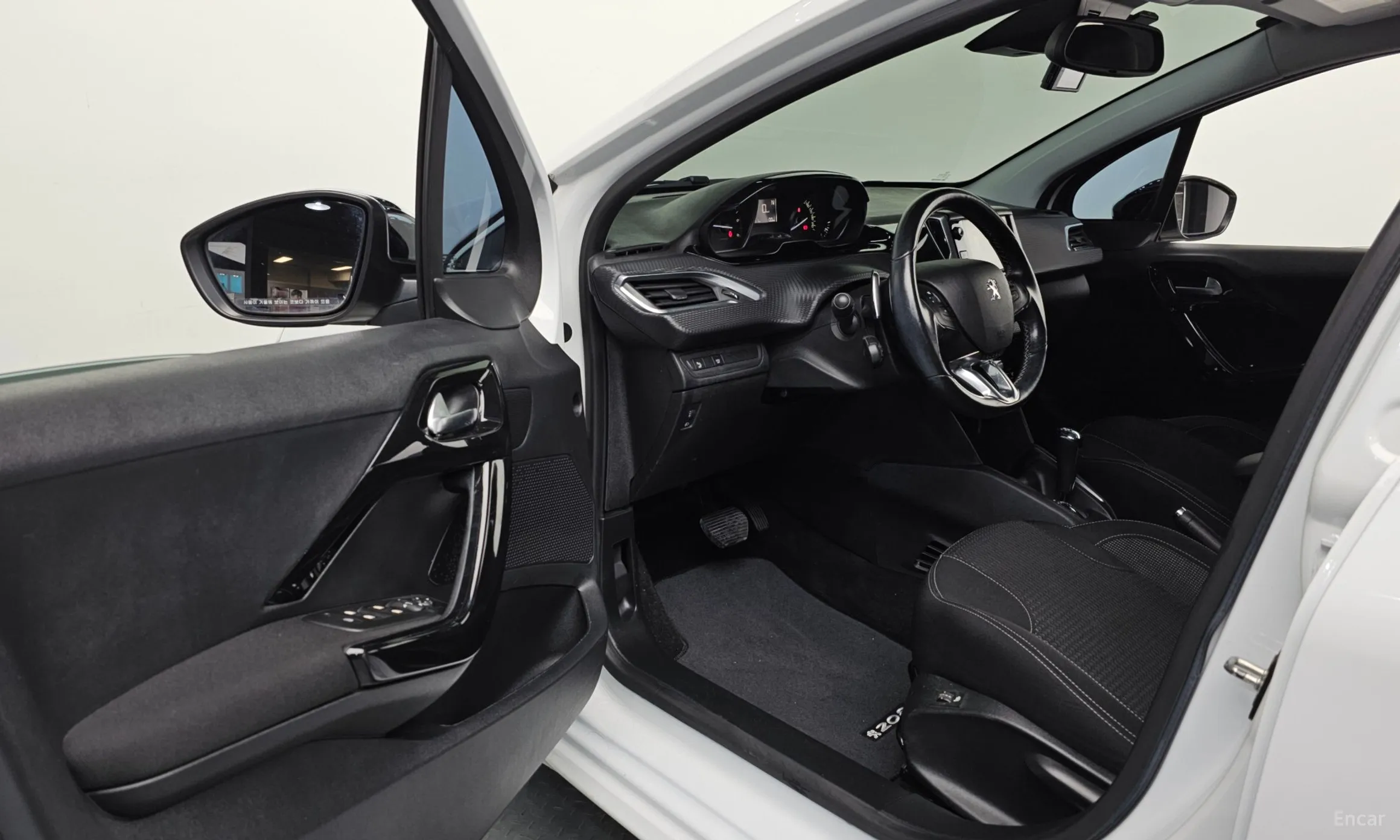 Peugeot 208 превью 10