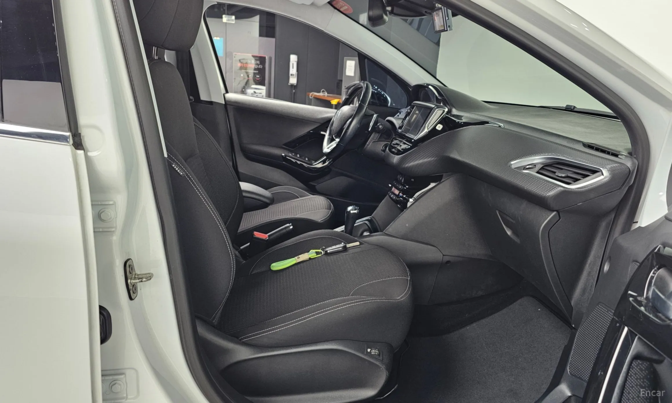 Peugeot 208 превью 11