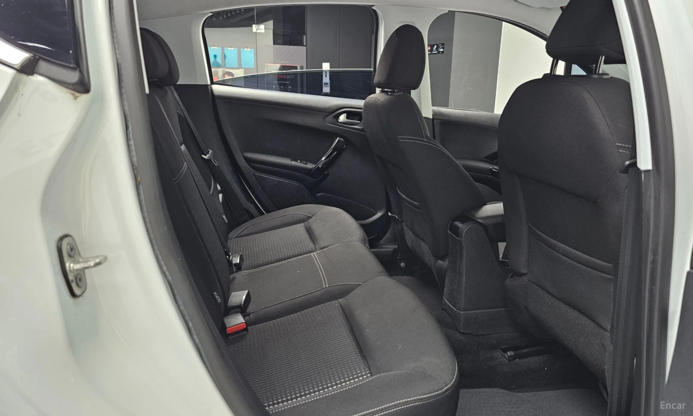 Peugeot 208 превью 12