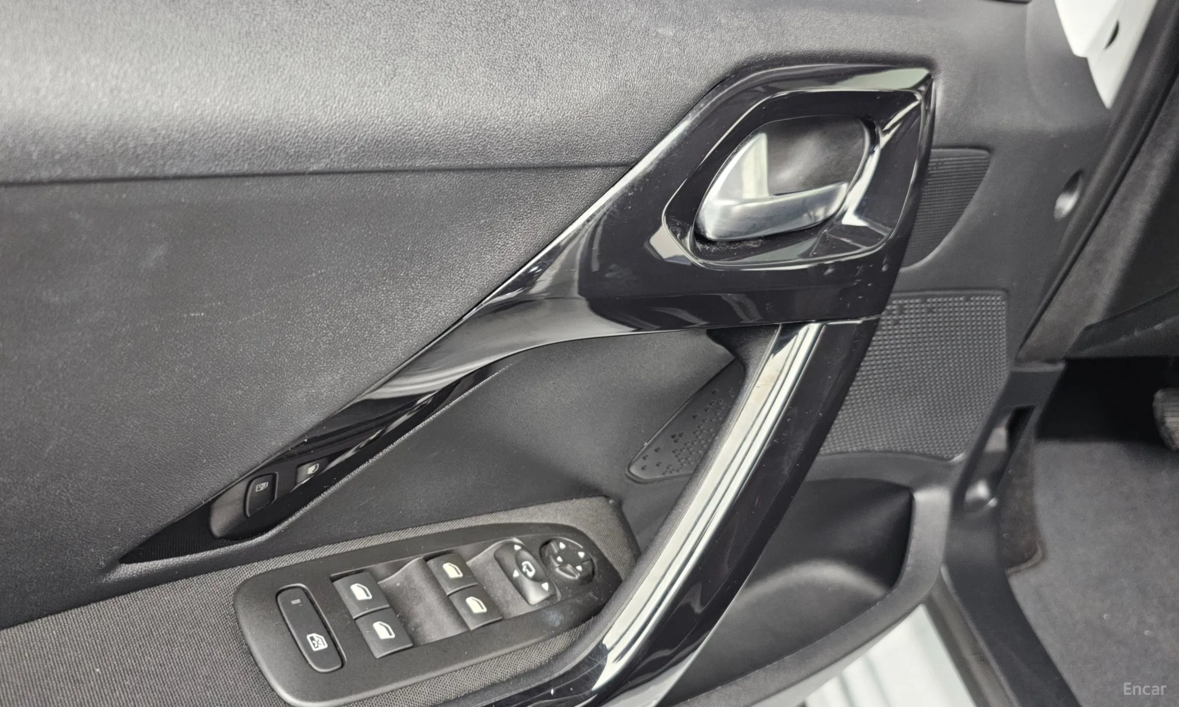 Peugeot 208 превью 18