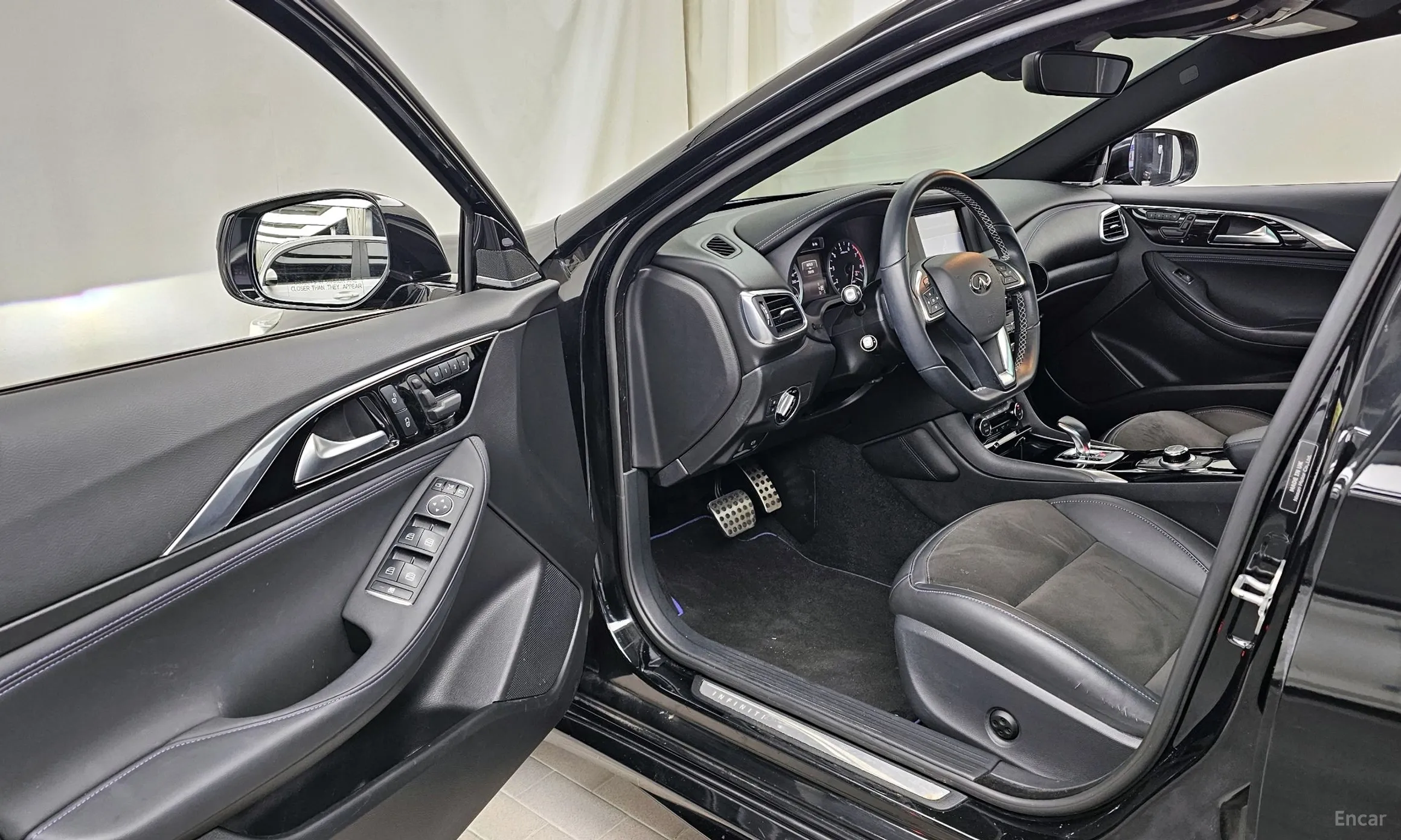 Infiniti Q30 превью 10