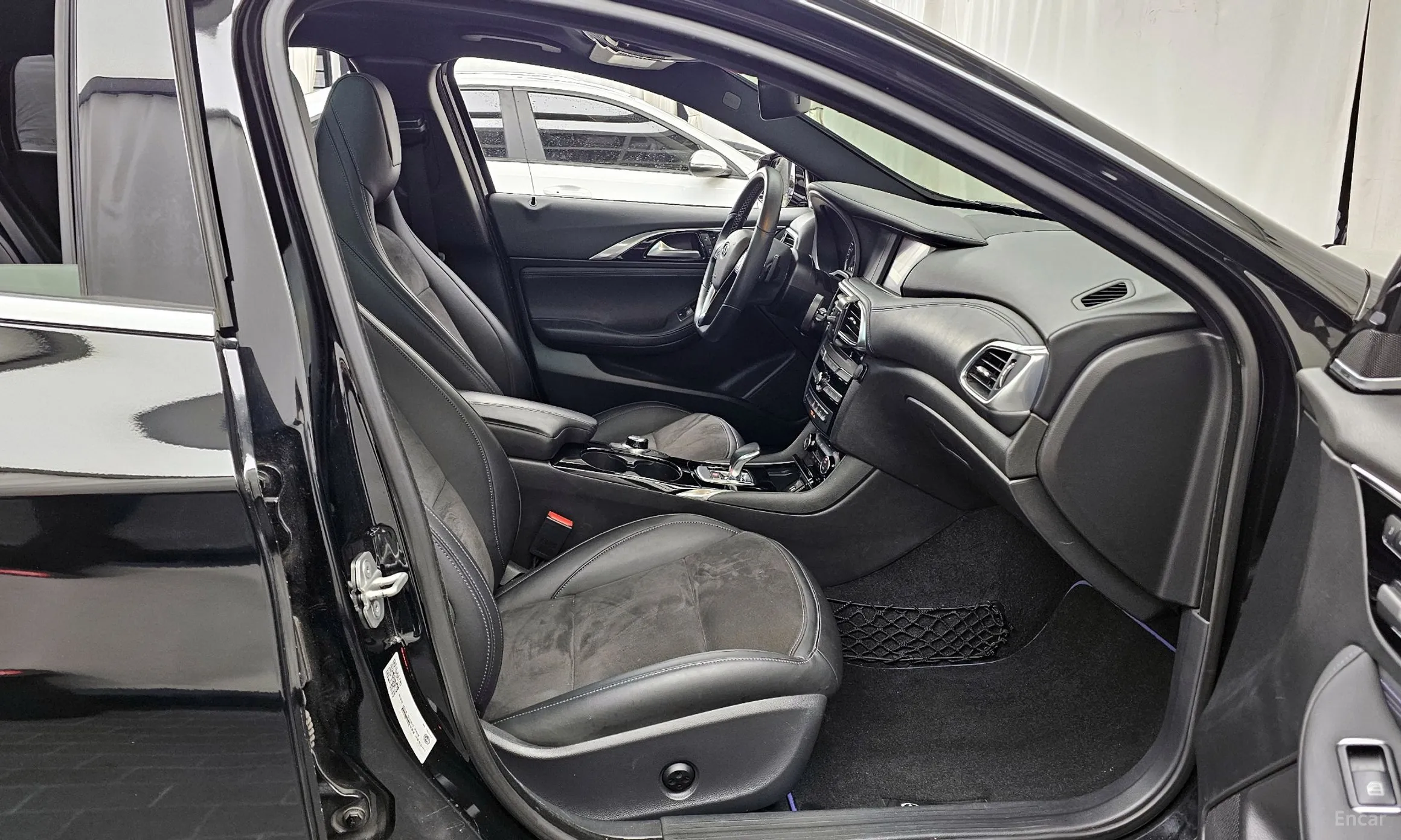 Infiniti Q30 превью 11