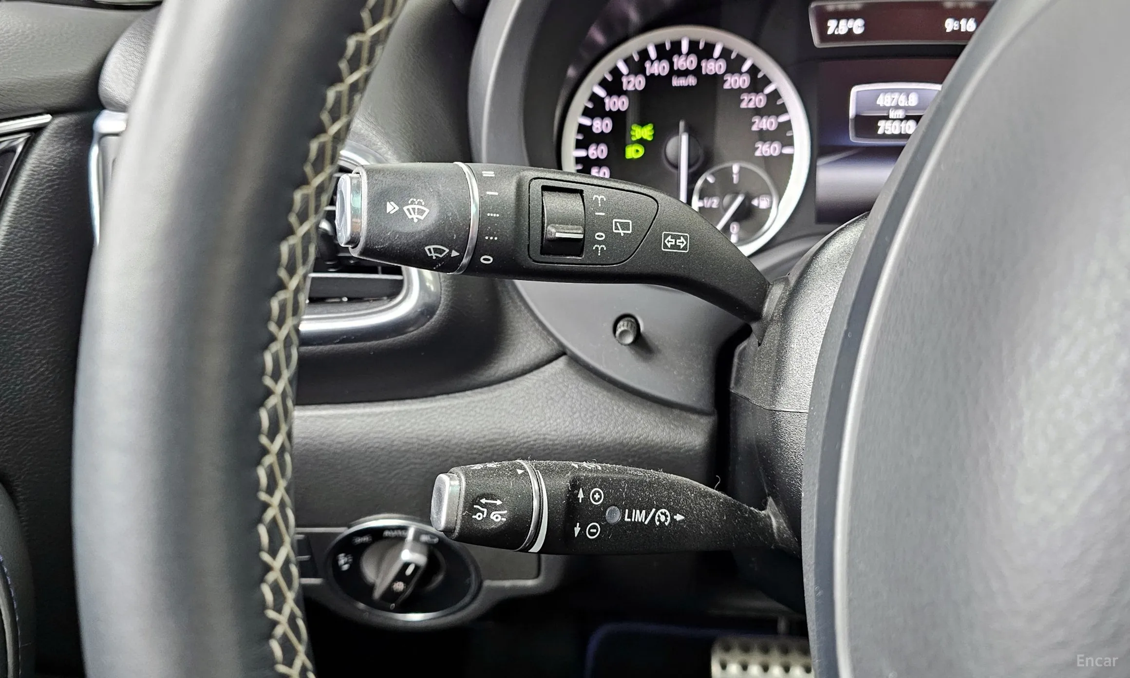 Infiniti Q30 превью 18
