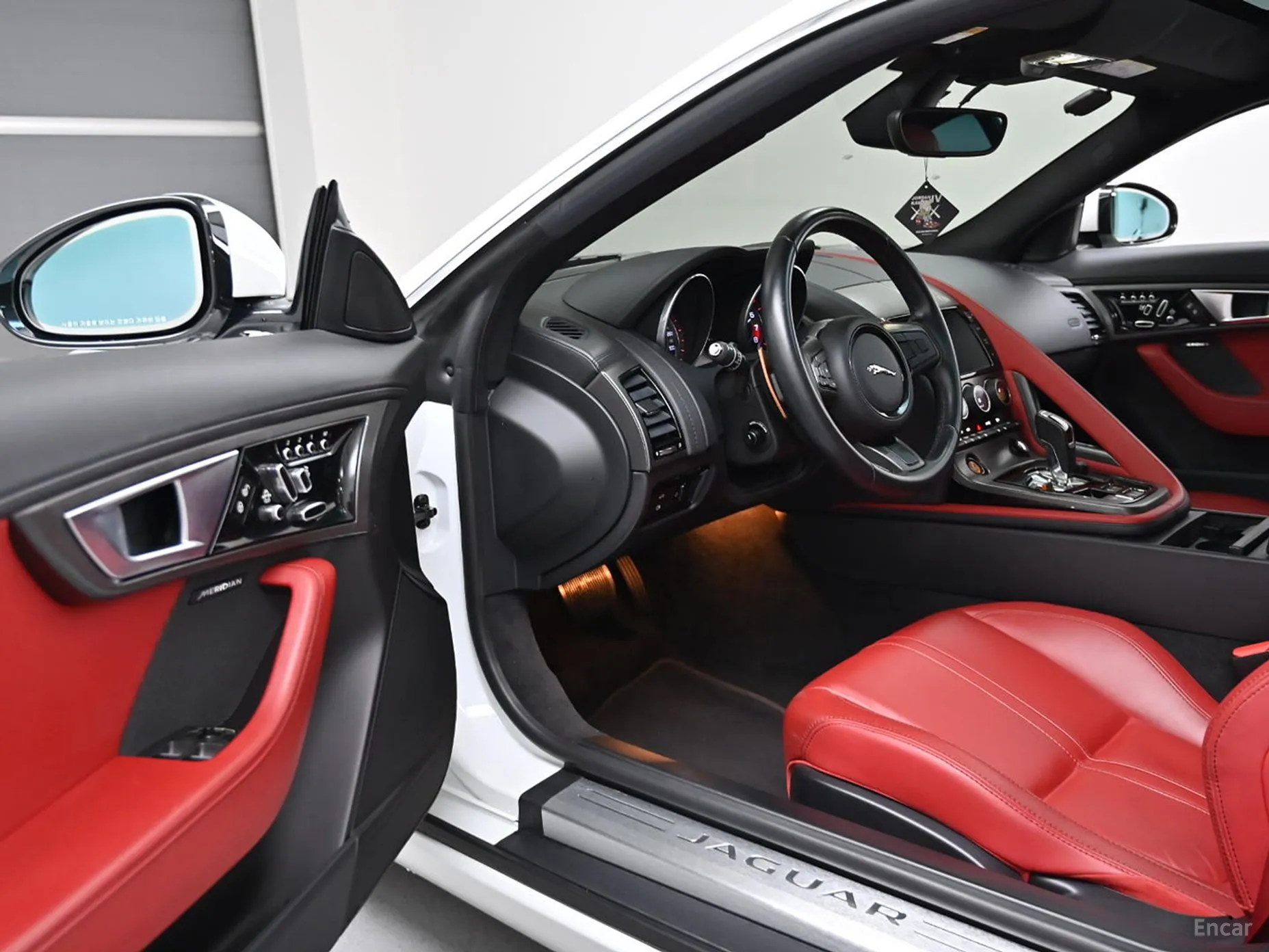 Jaguar F-TYPE превью 12