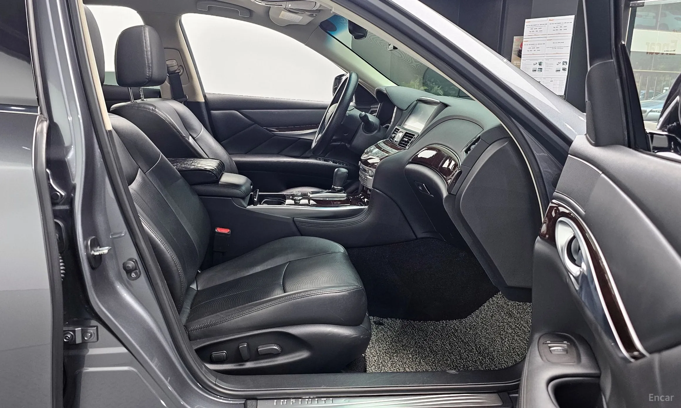 Infiniti Q70 превью 10