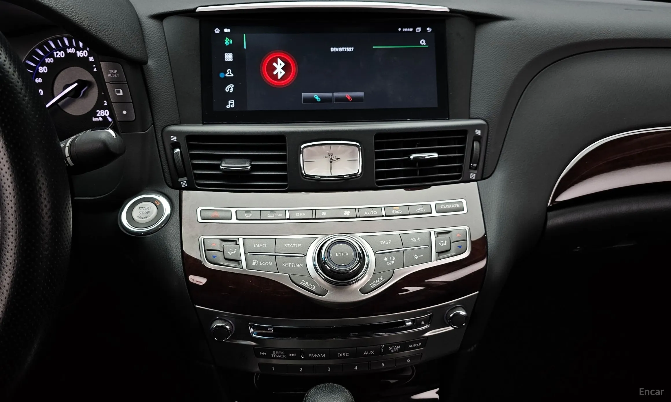 Infiniti Q70 превью 16