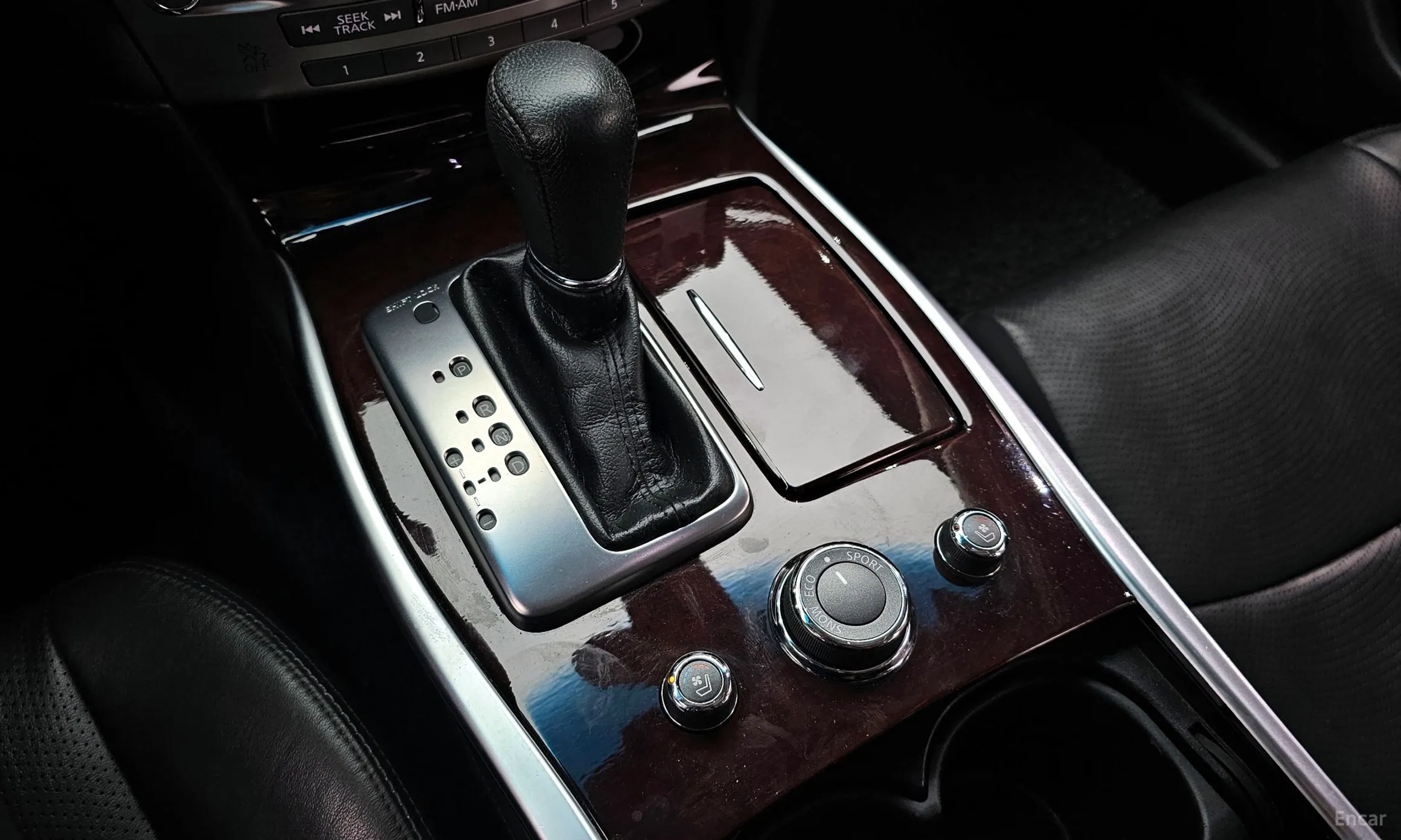 Infiniti Q70 превью 9