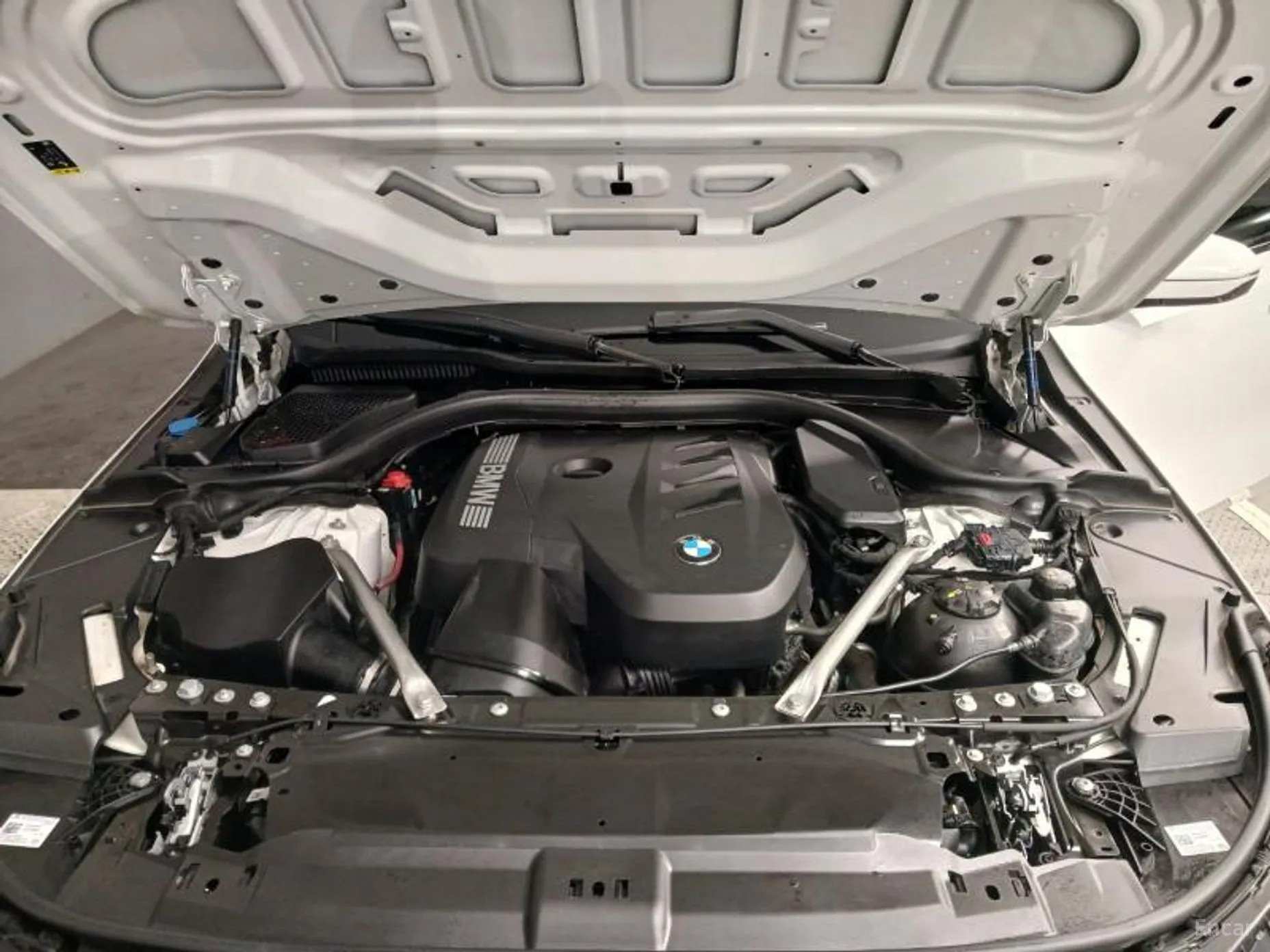BMW 5 Series (G60) превью 19