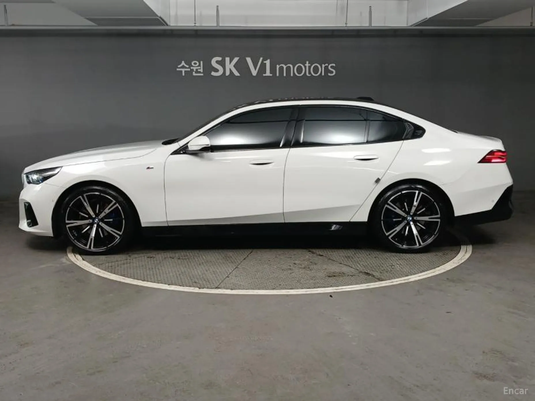 BMW 5 Series (G60) превью 3
