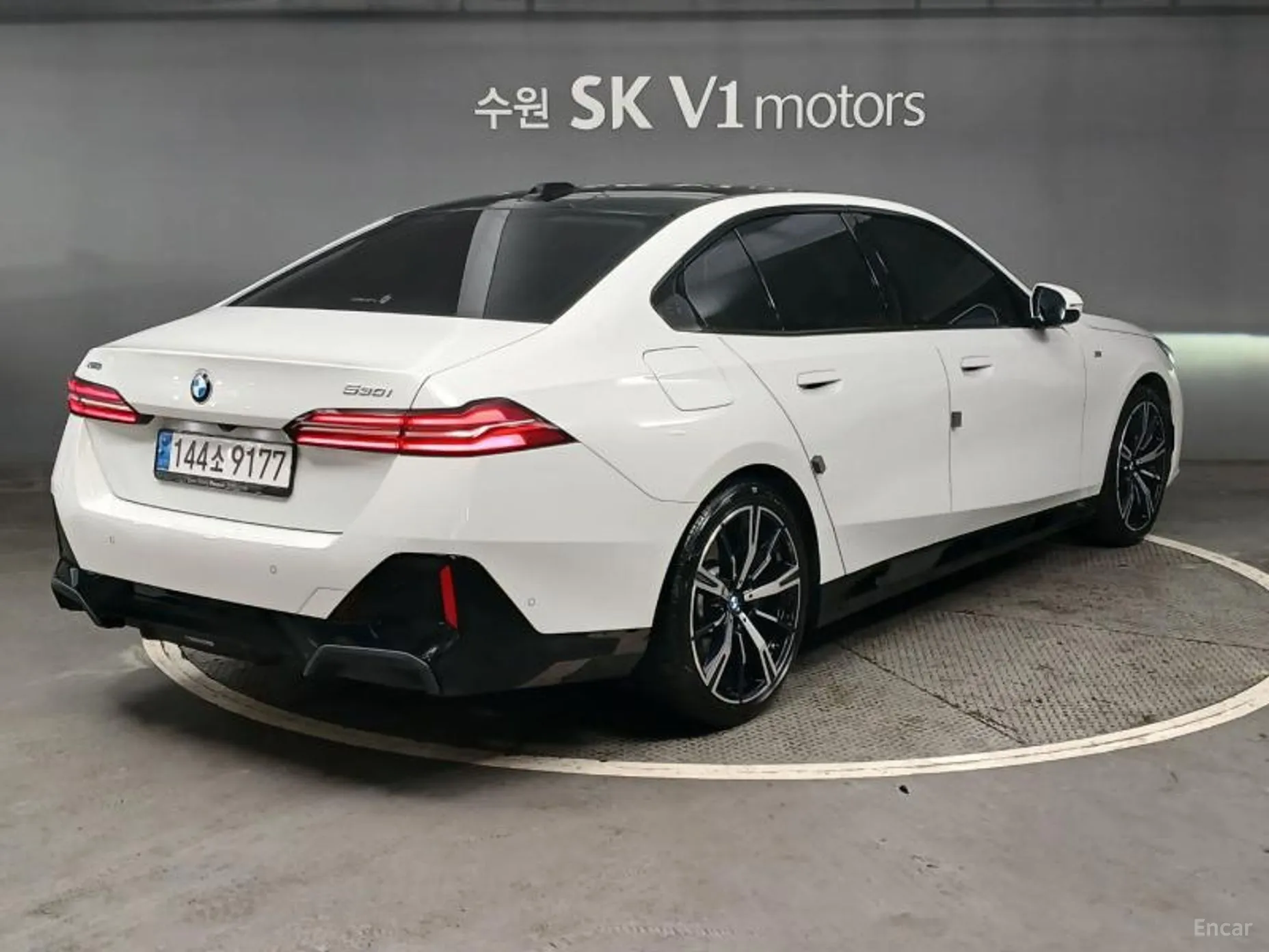 BMW 5 Series (G60) превью 4
