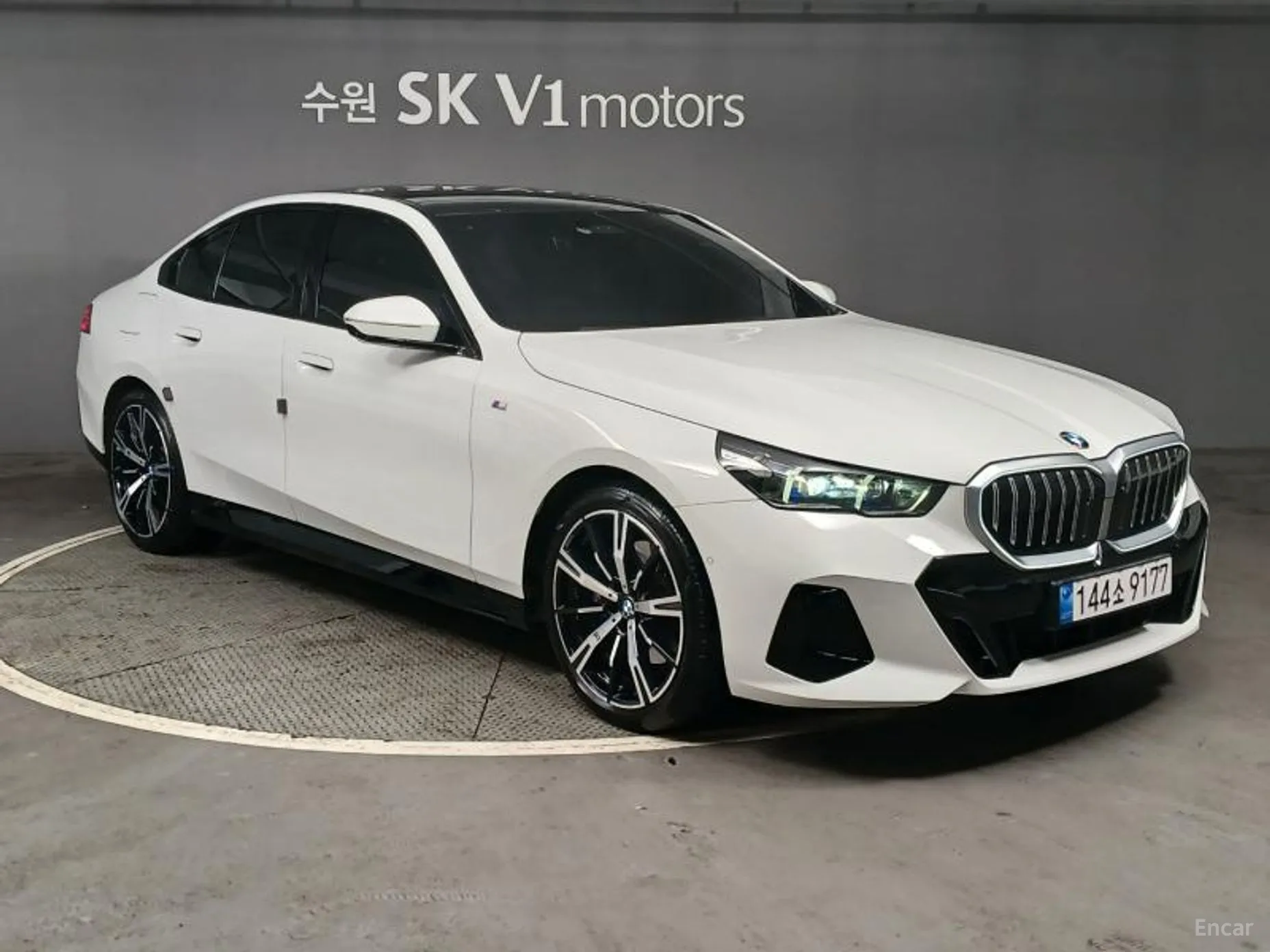 BMW 5 Series (G60) превью 5