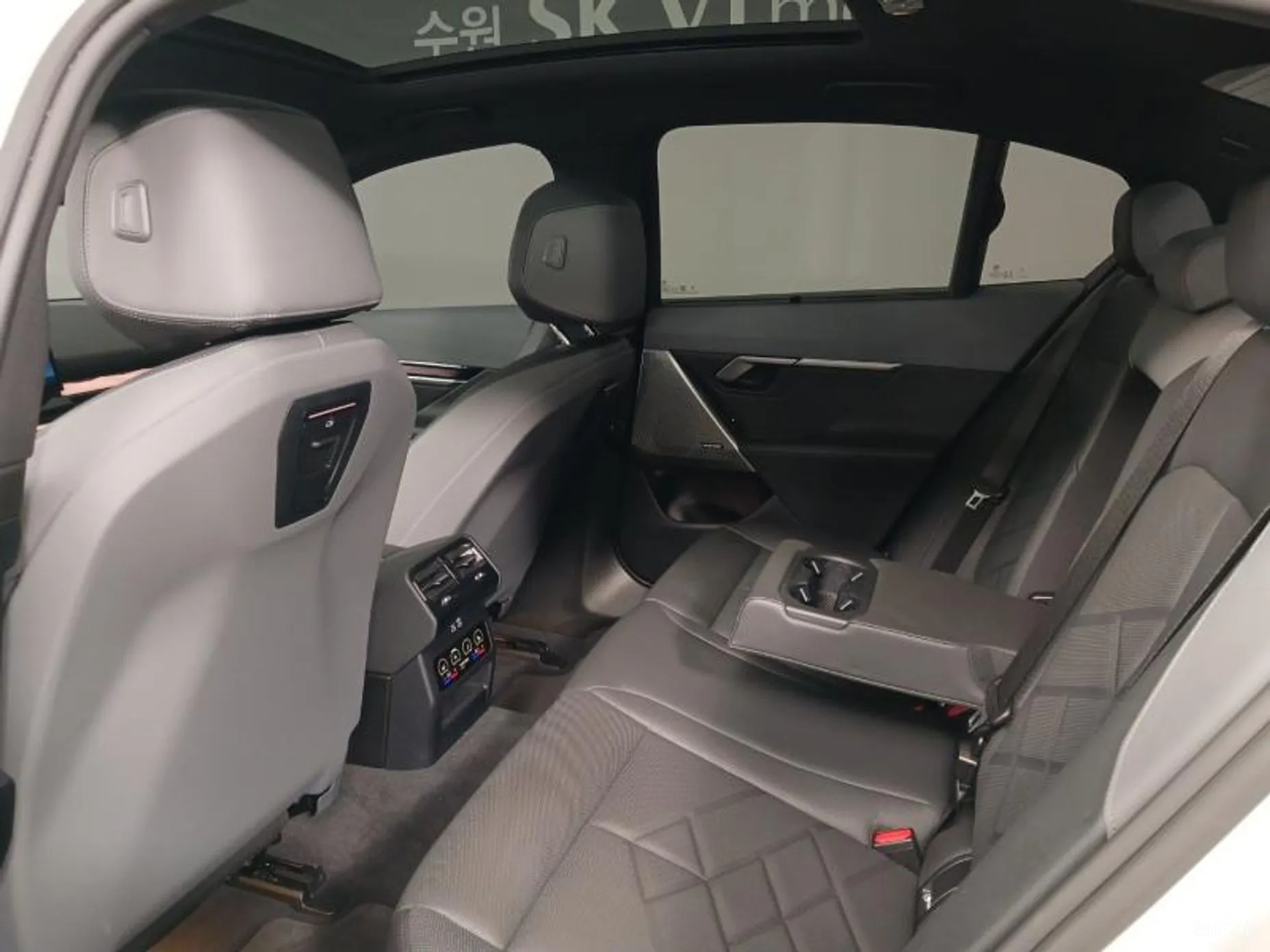 BMW 5 Series (G60) превью 8