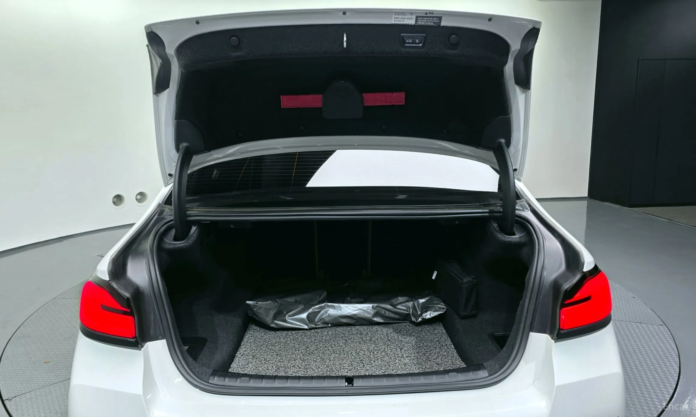 BMW 5 Series (G30) превью 20