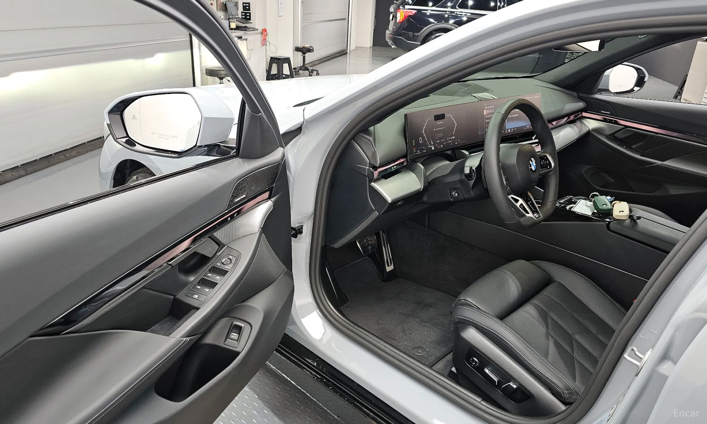 BMW 5 Series (G60) превью 10