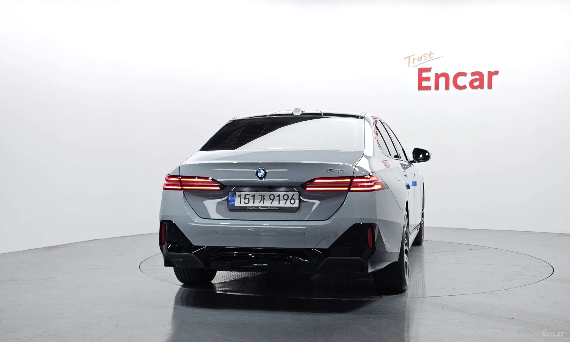 BMW 5 Series (G60) превью 4