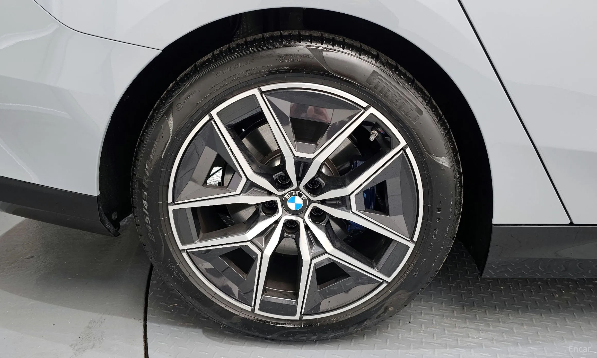 BMW 5 Series (G60) превью 5