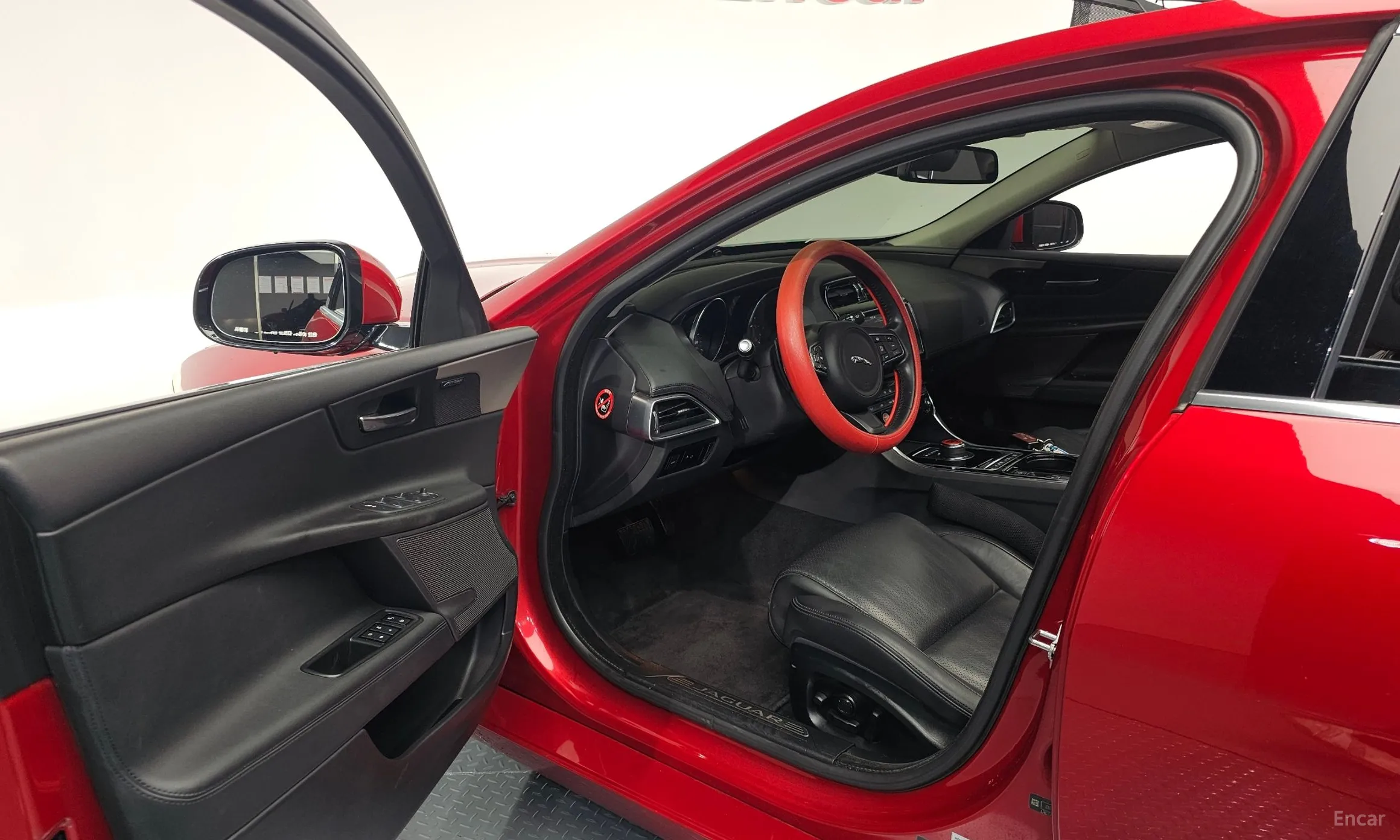 Jaguar XE превью 10