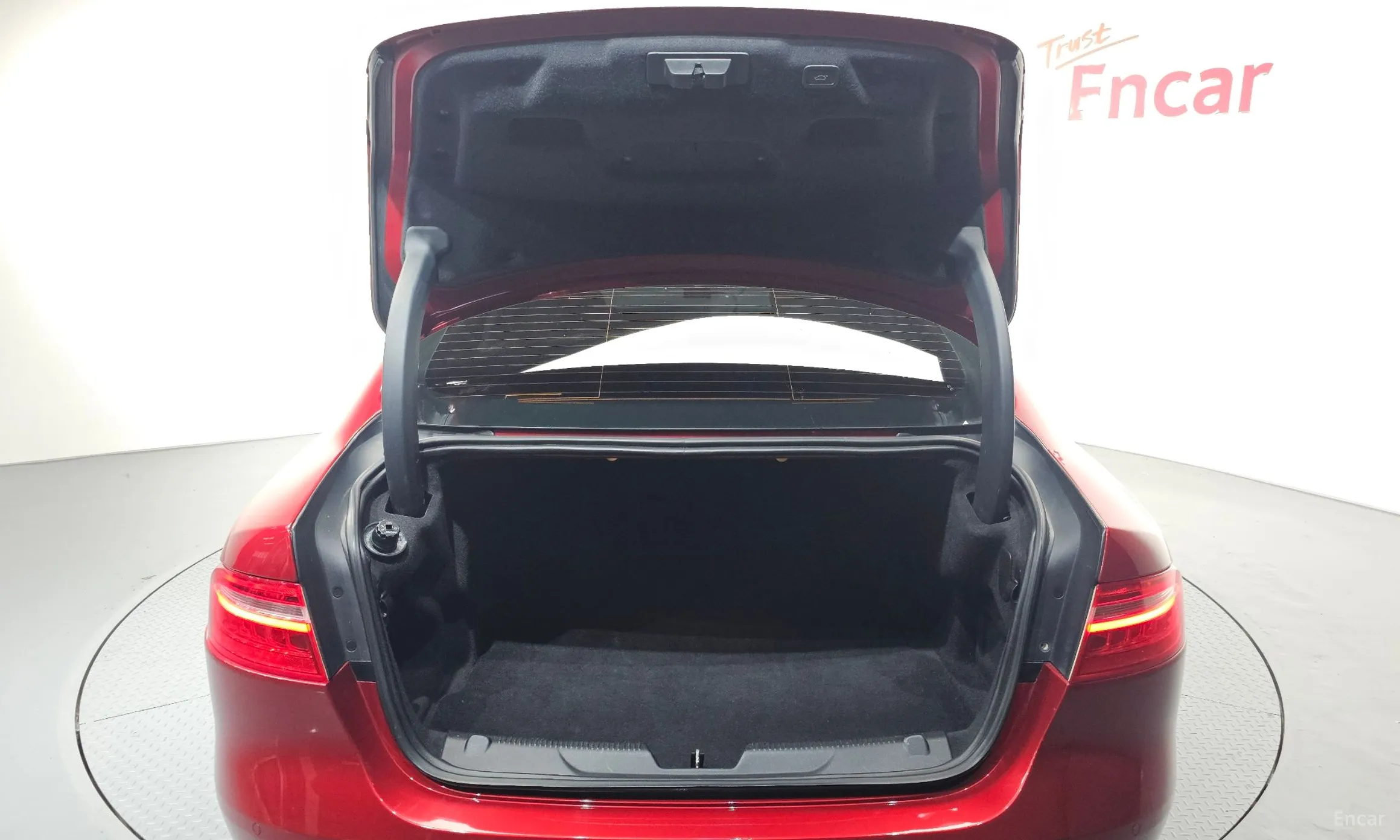 Jaguar XE превью 20