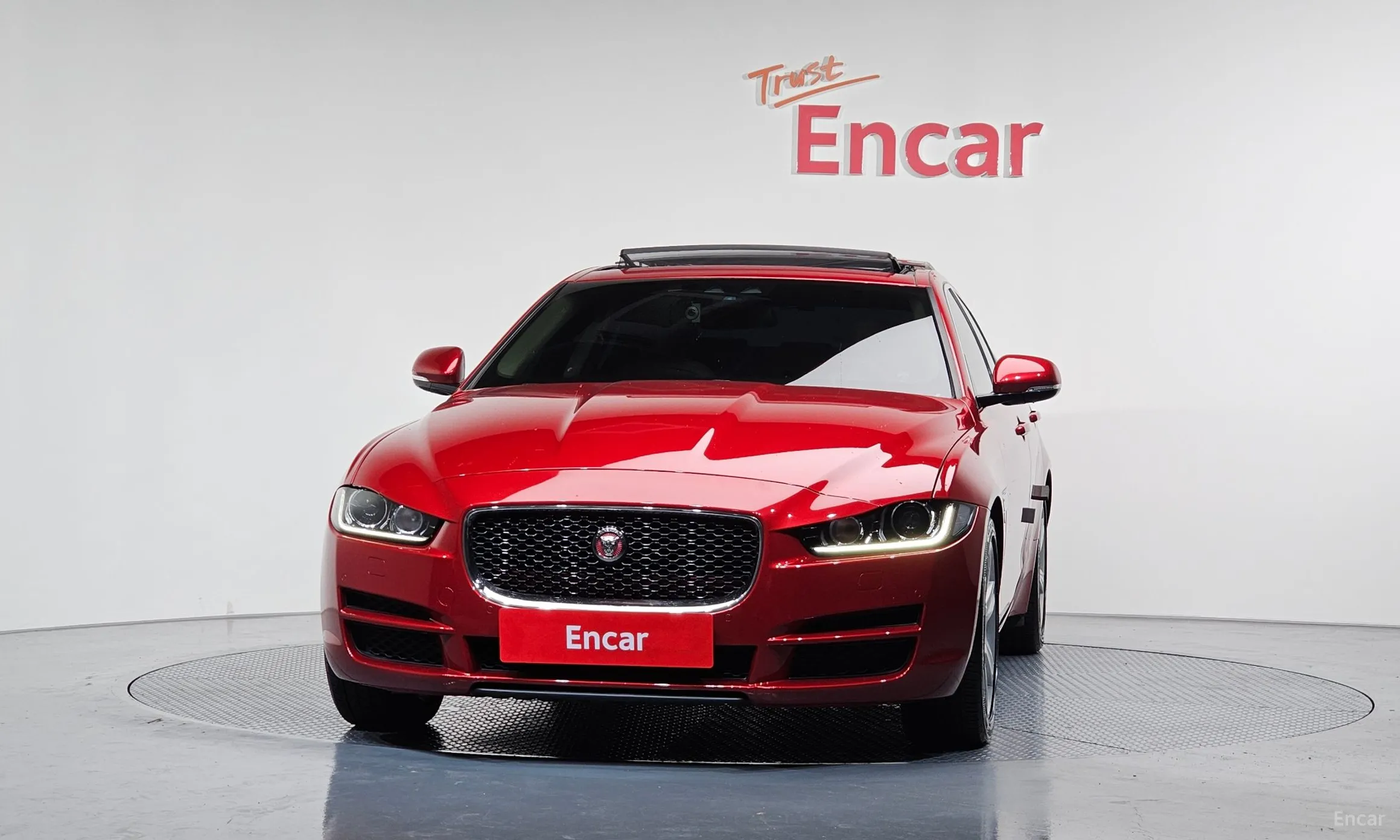 Jaguar XE превью 3
