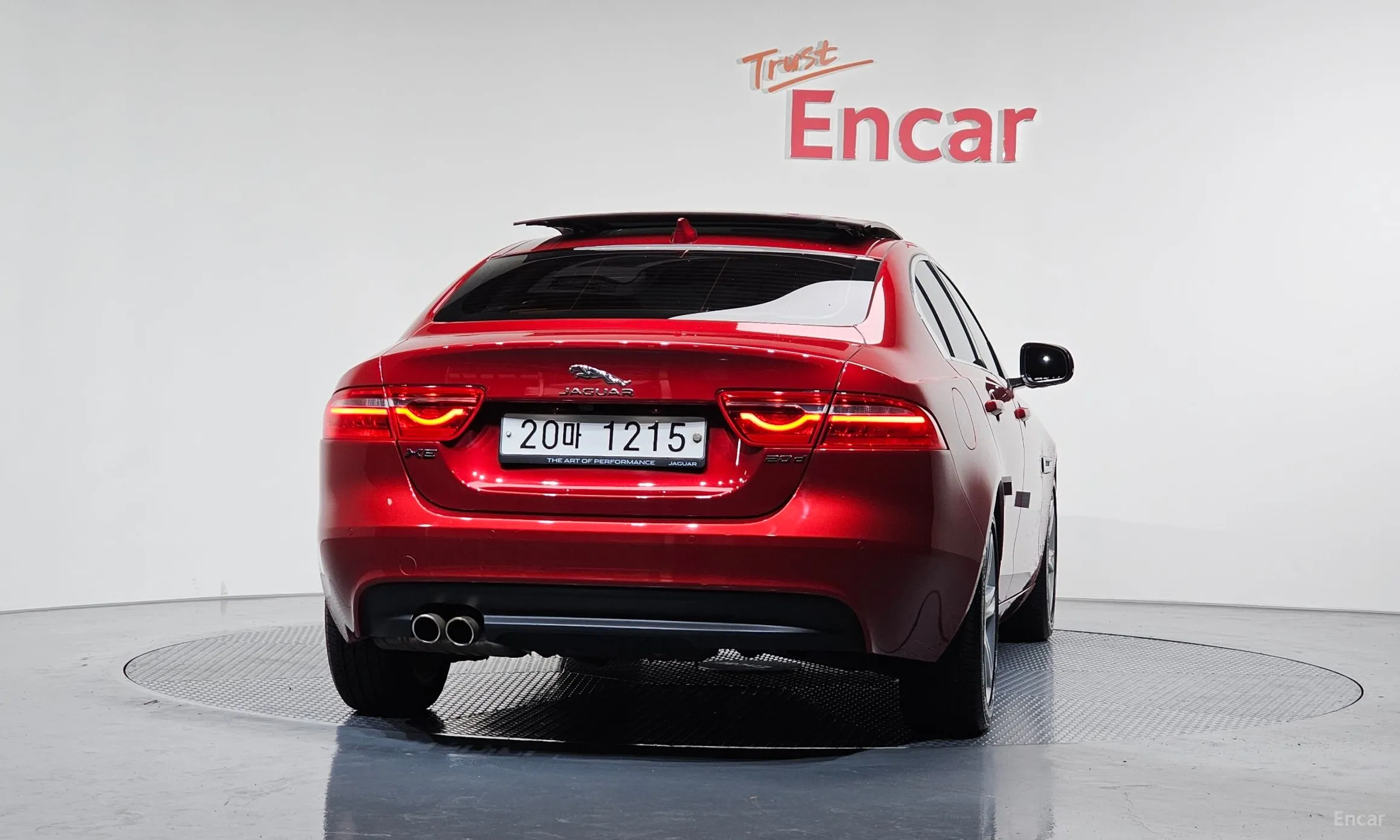 Jaguar XE превью 4