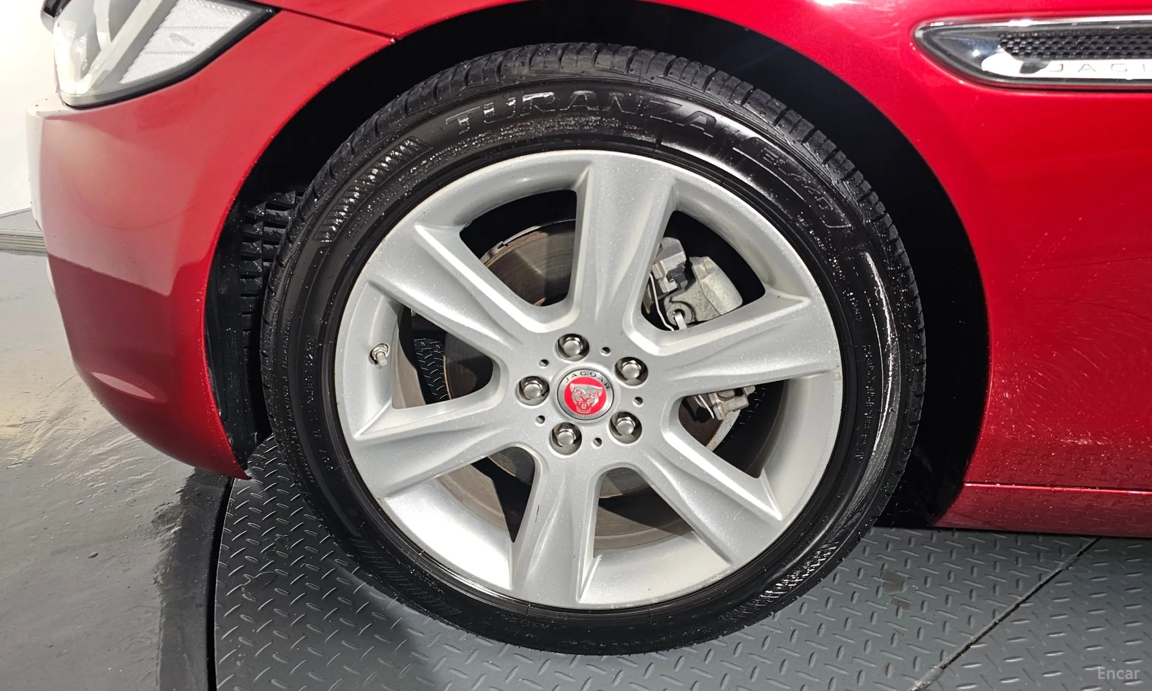 Jaguar XE превью 5