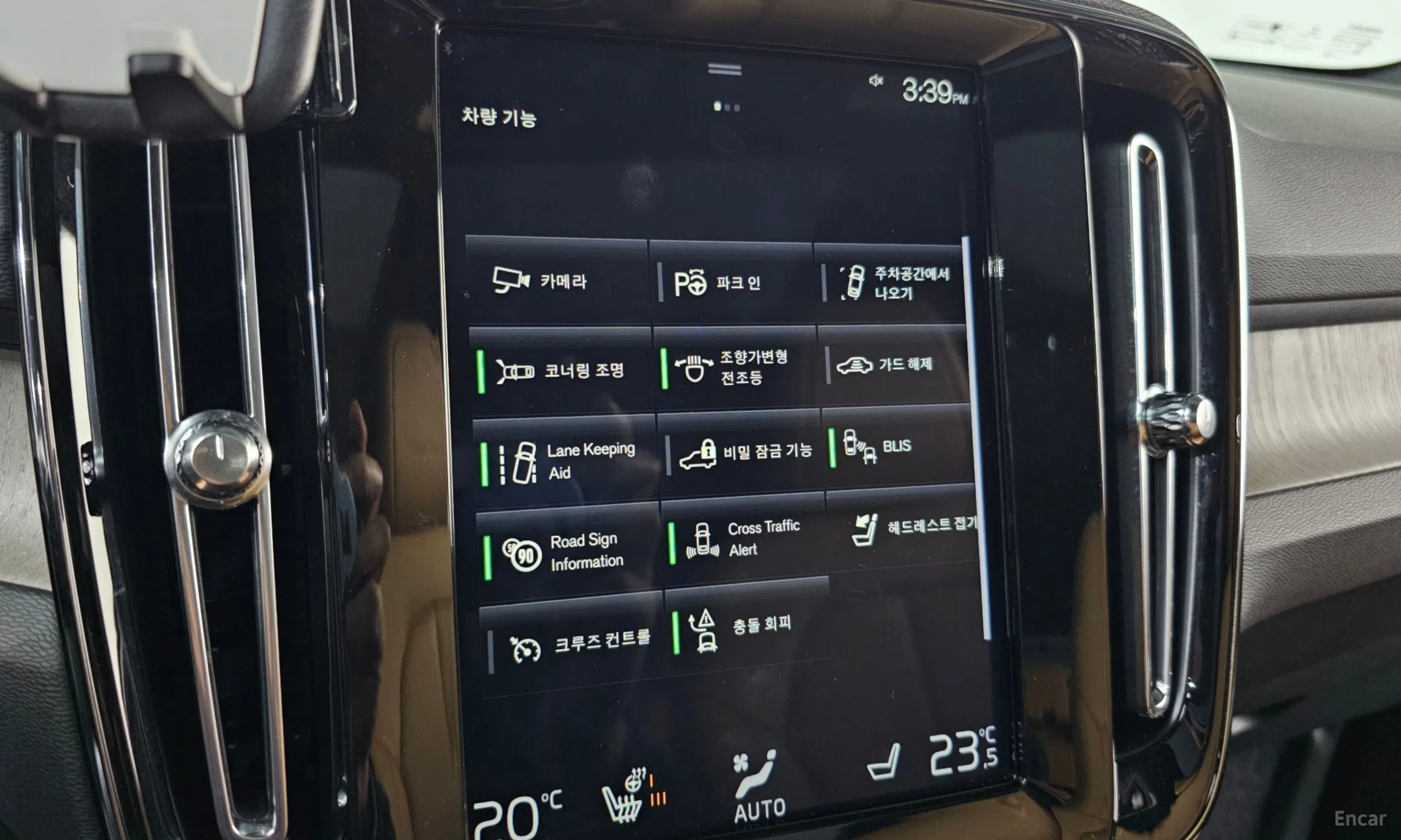 Volvo XC40 превью 17