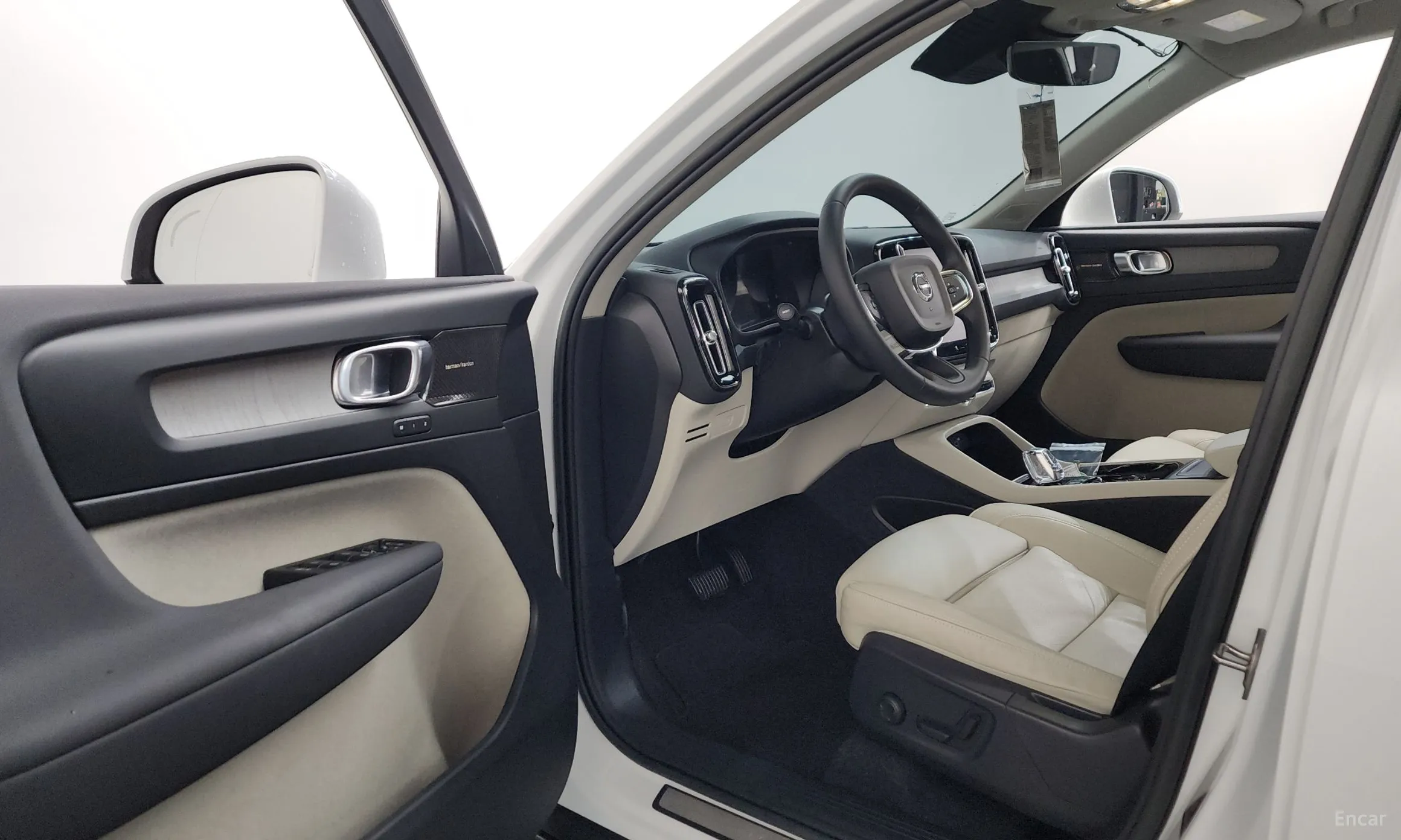 Volvo XC40 превью 10