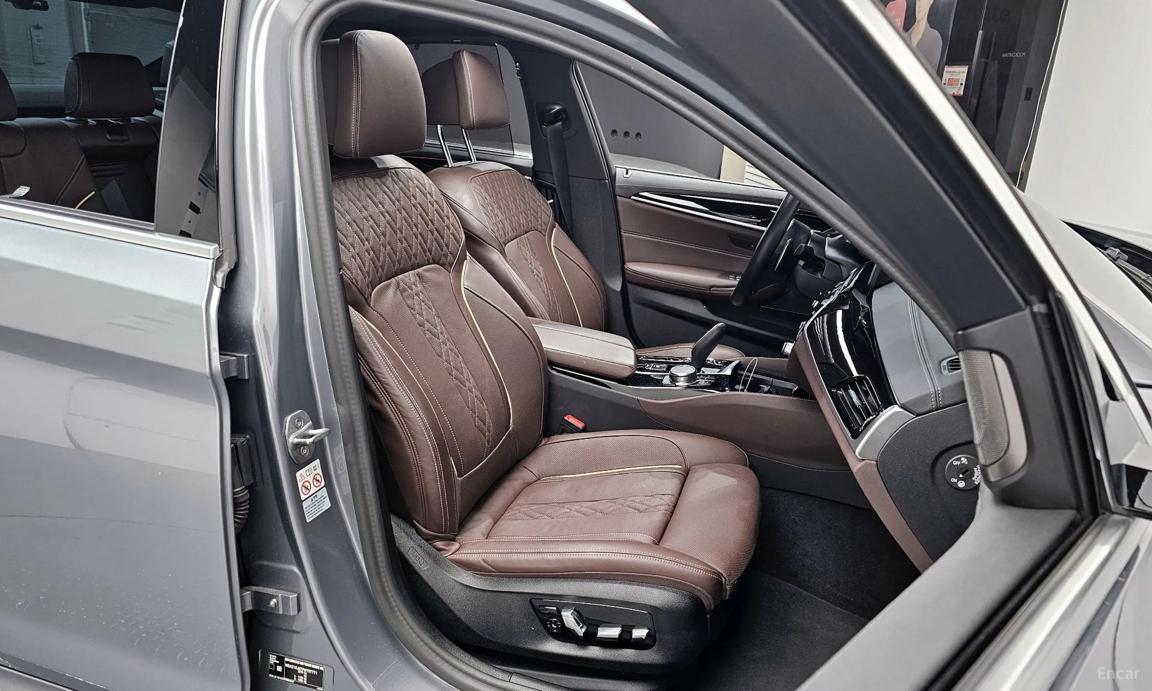 BMW 5 Series (G30) превью 12