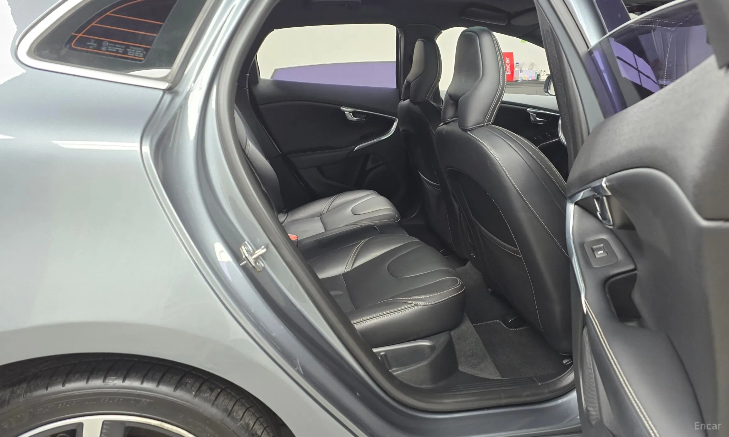 Volvo V40 превью 12