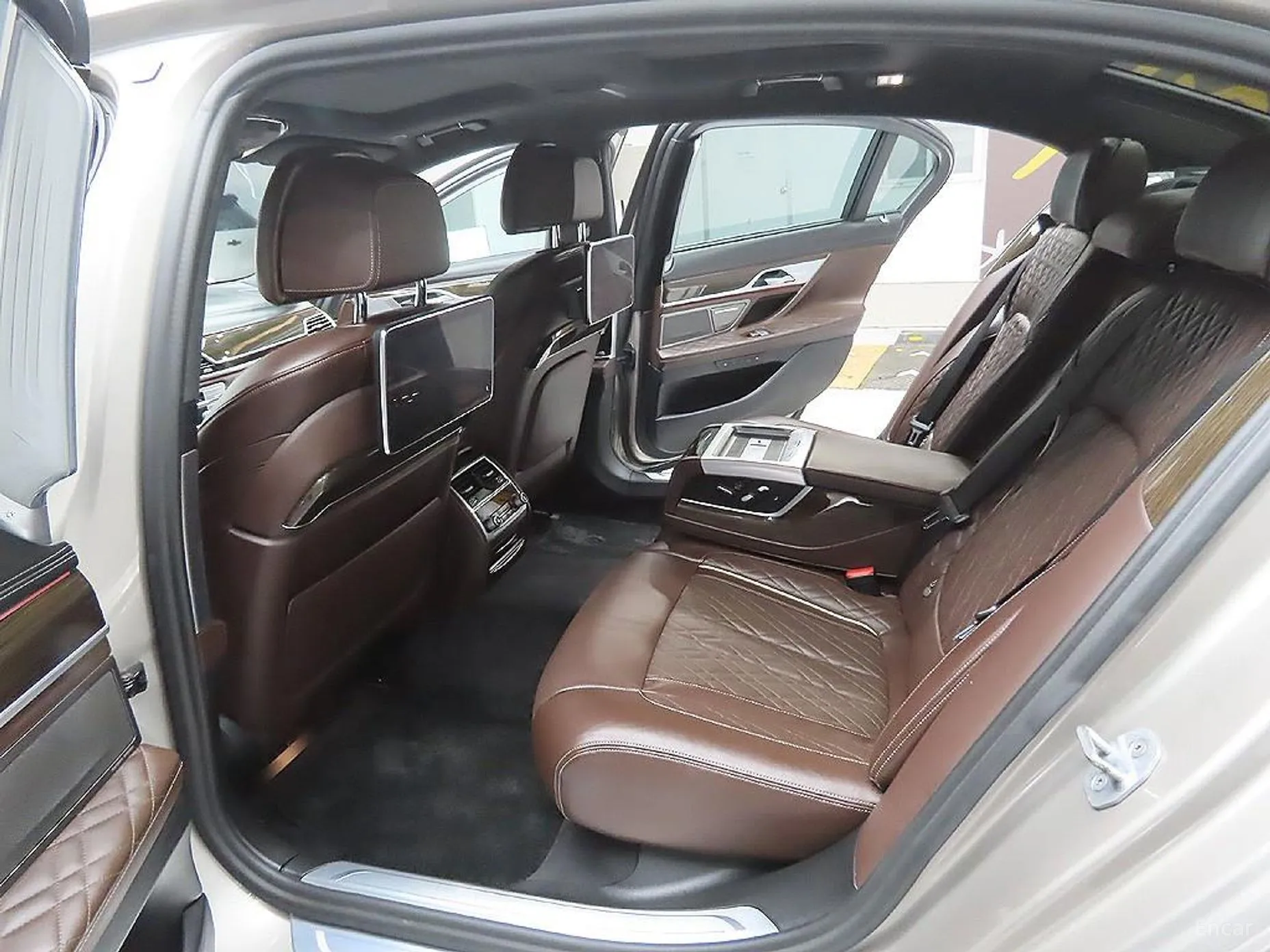 BMW 7 Series (G11) превью 10