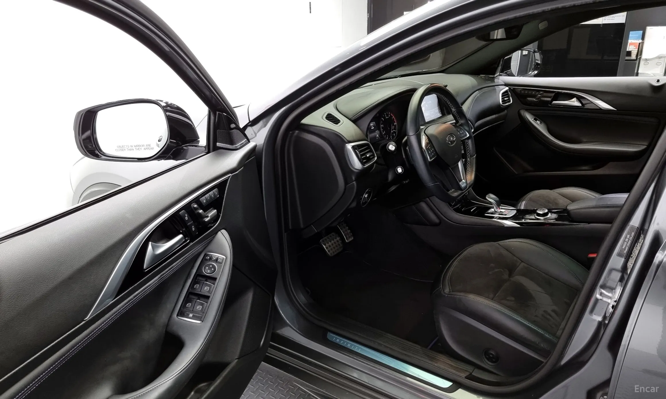 Infiniti Q30 превью 10