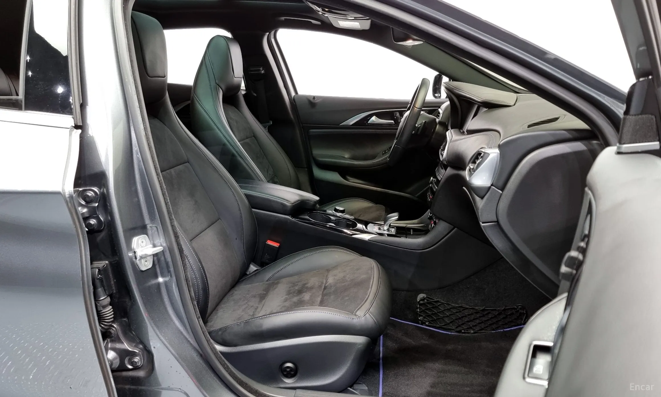 Infiniti Q30 превью 11