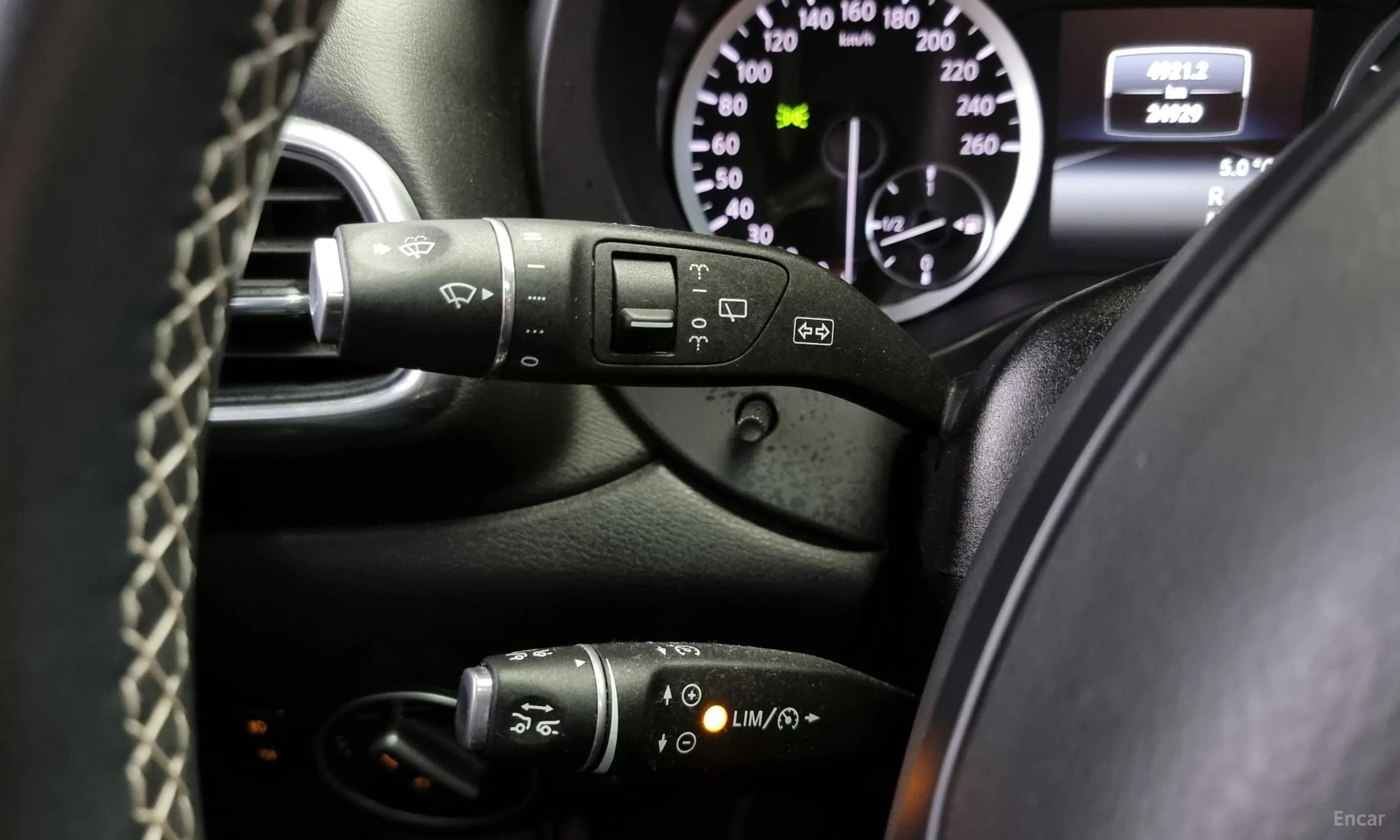 Infiniti Q30 превью 18