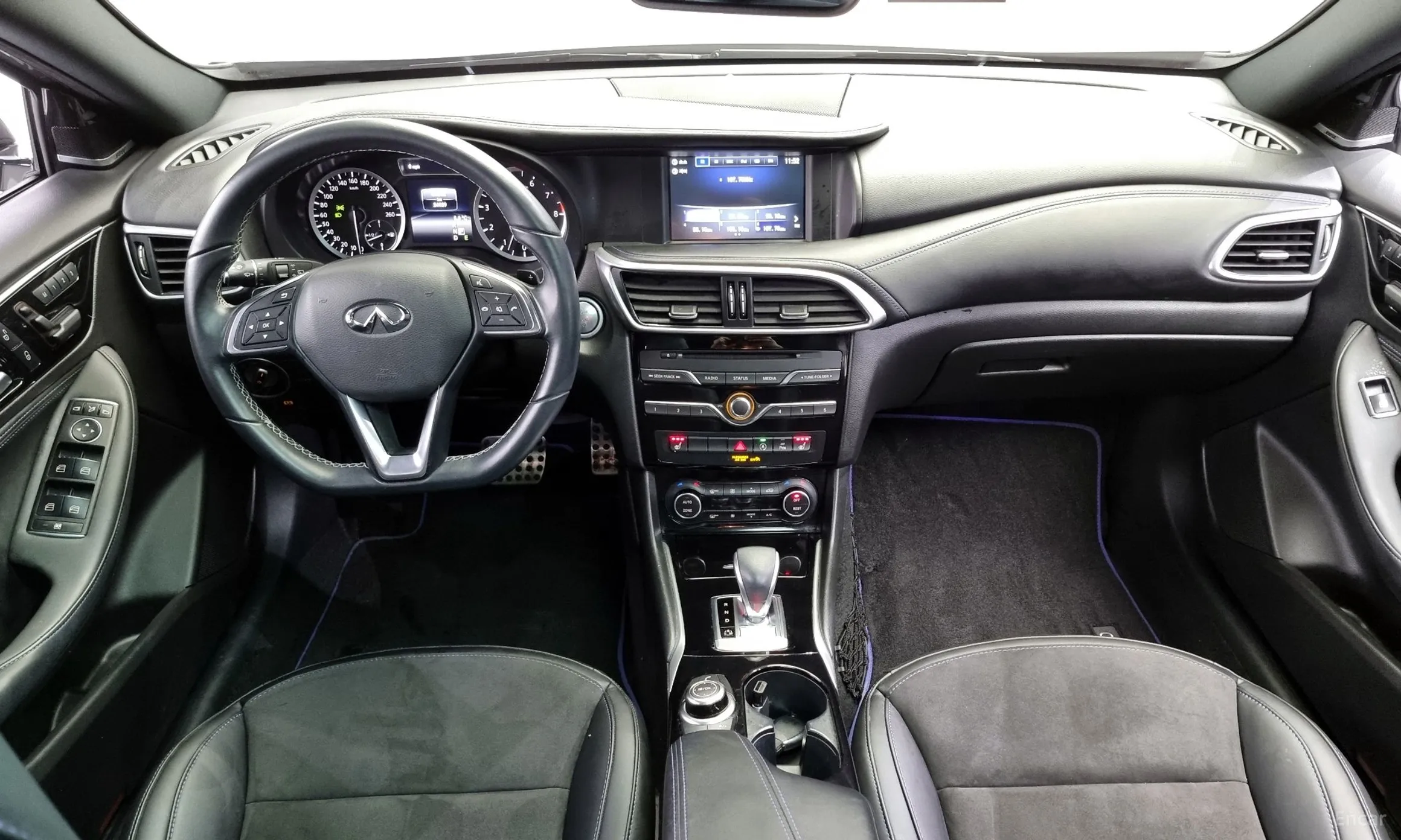 Infiniti Q30 превью 7